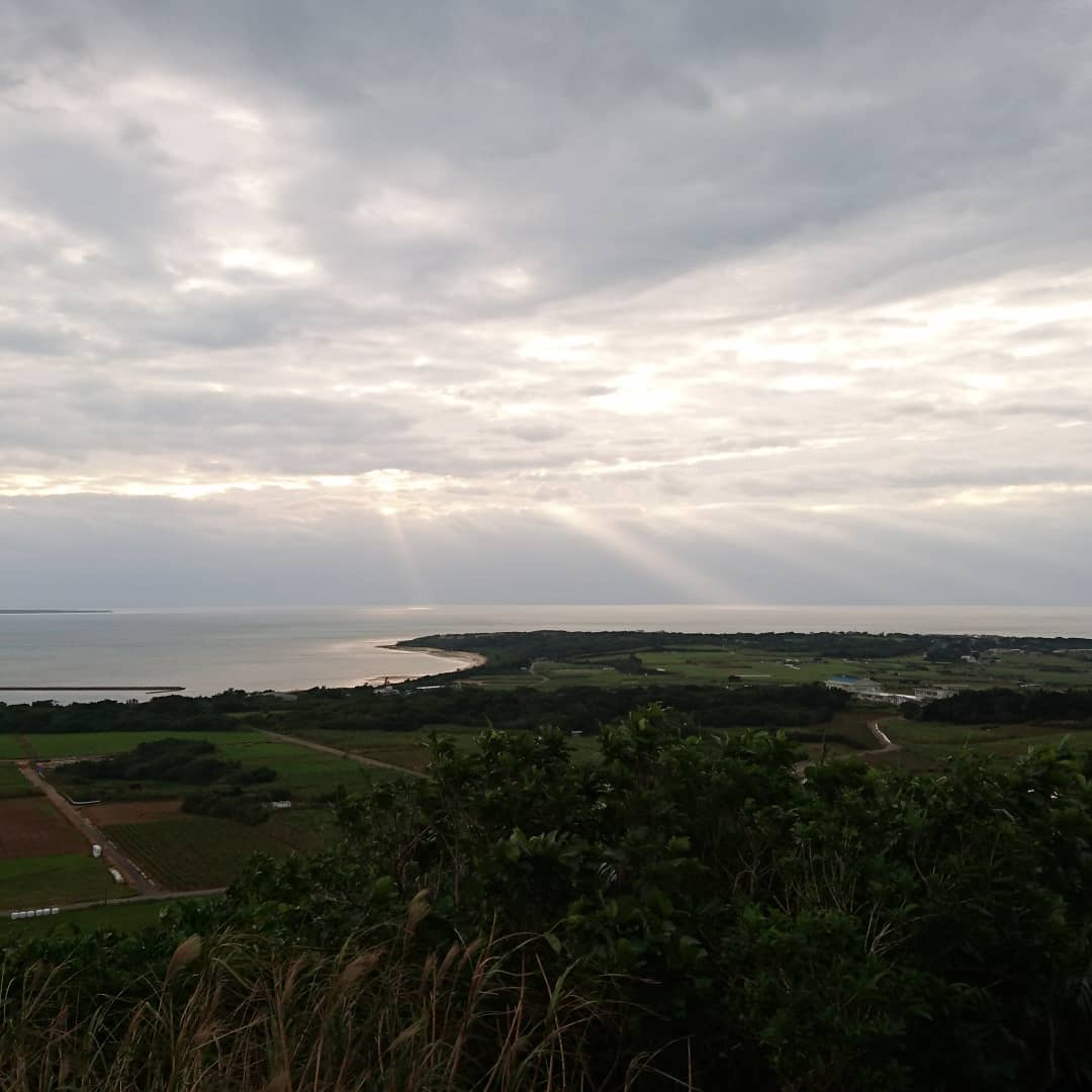 雲のすき間から光が差す小浜島の朝