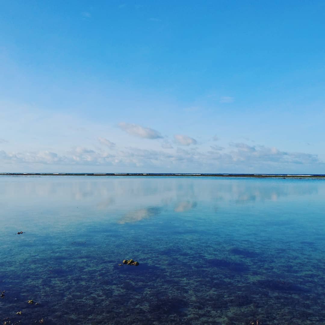 空が映る朝の仲本海岸