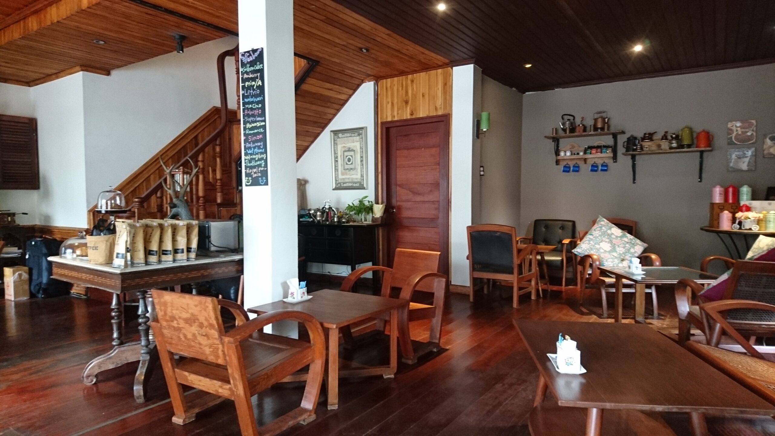 木の床と階段のある落ち着いたカフェの店内