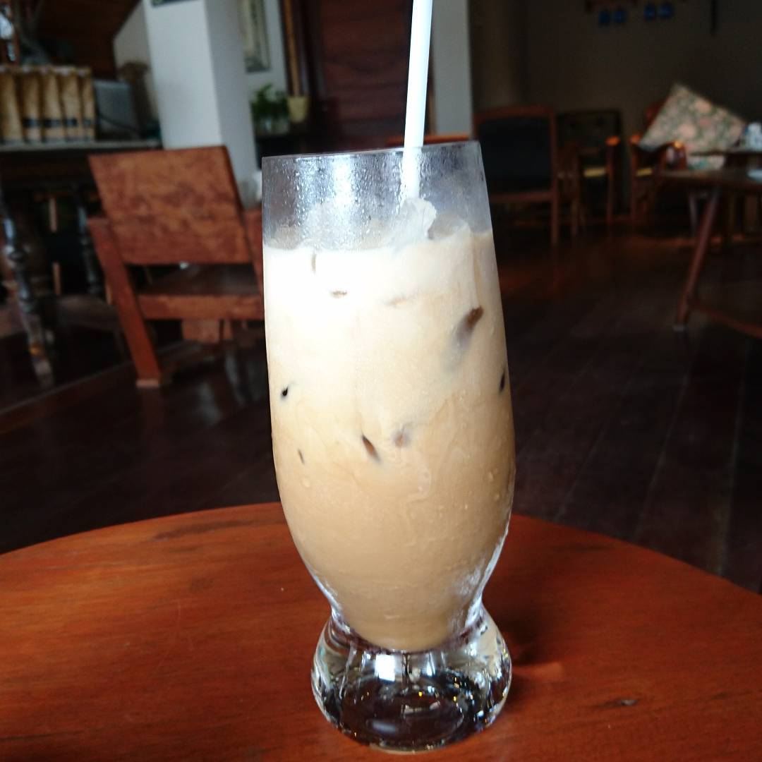 カフェで飲んだアイスラテ