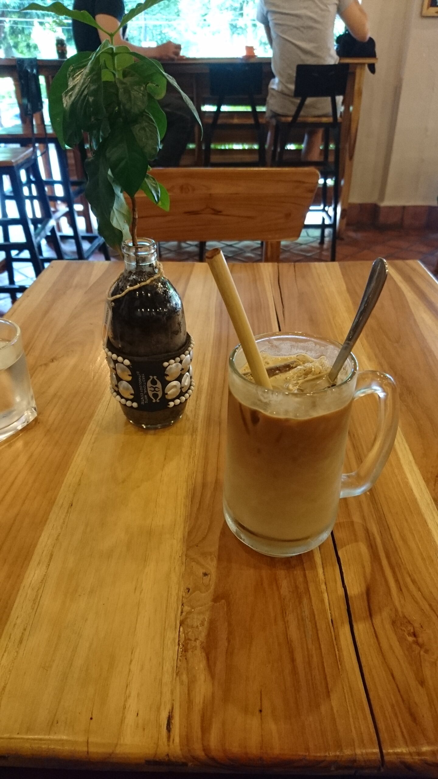 サフラン・コーヒーのカフェラテ
