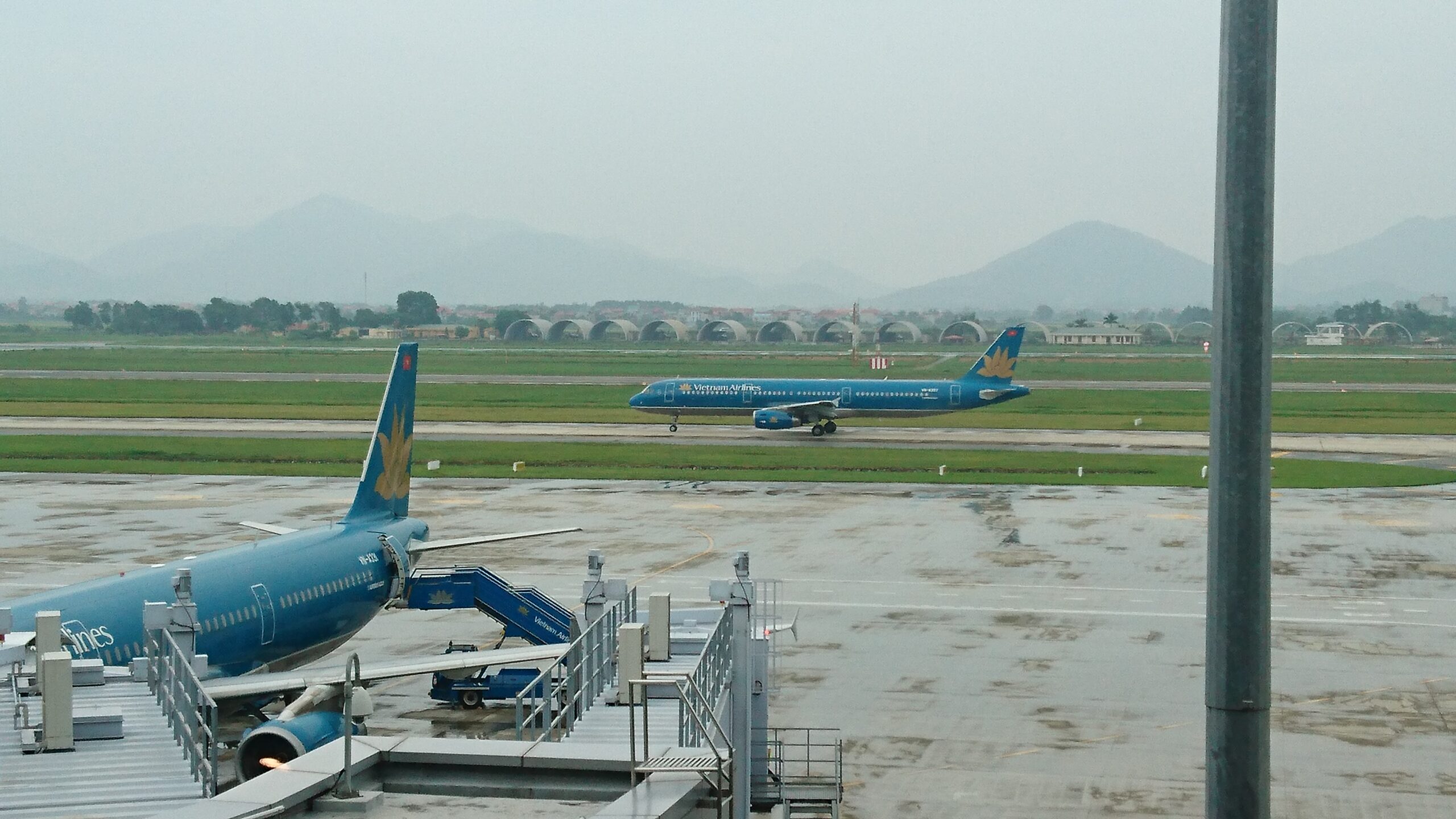 ハノイの空港に並ぶベトナム航空の飛行機