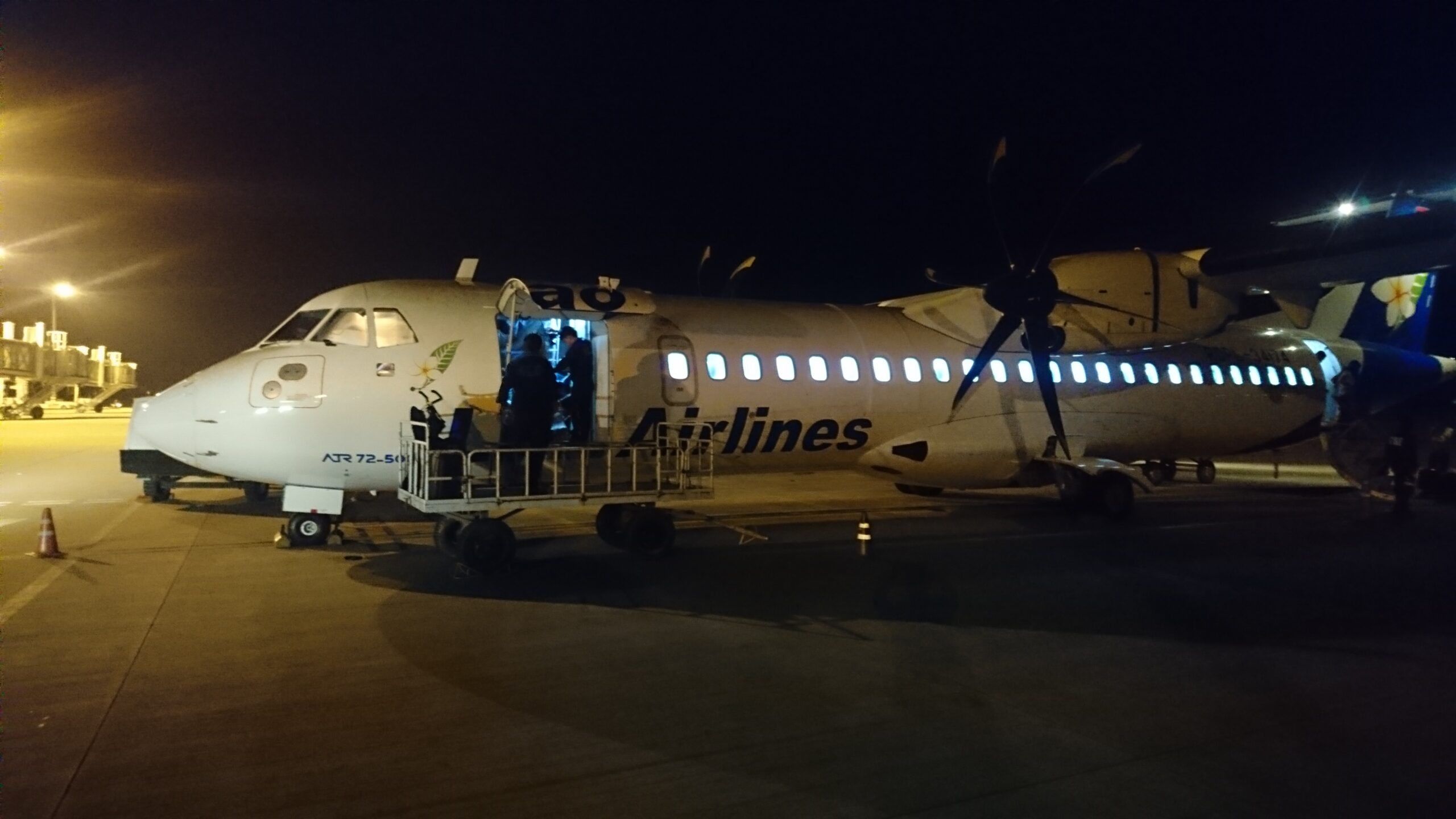 夜のラオス航空のプロペラ機