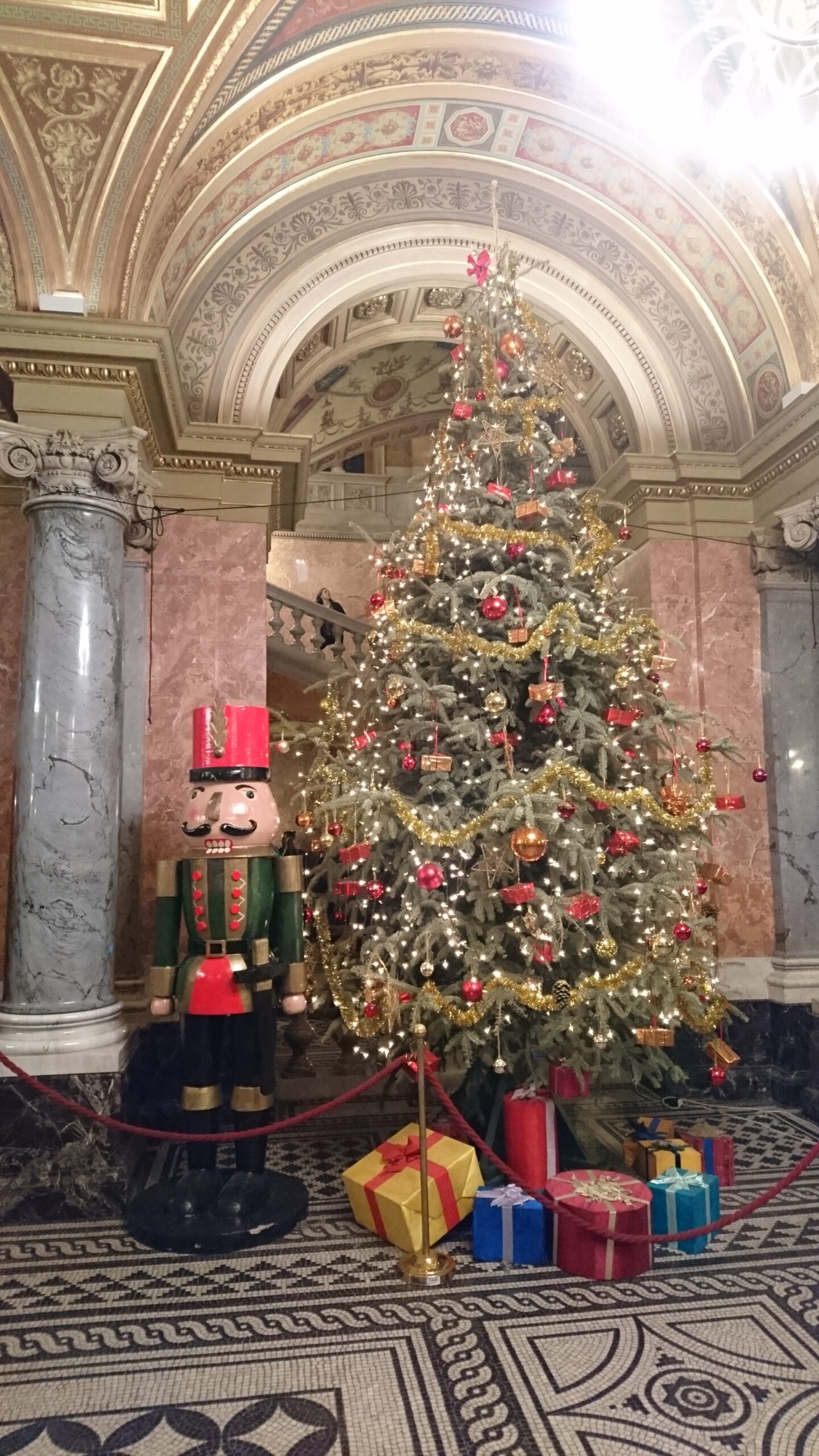オペラ劇場のエントランスのクリスマスツリーとくるみ割り人形
