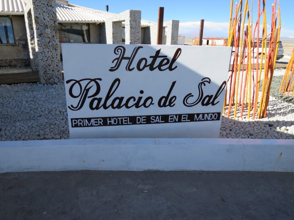 「Hotel Palacio de Sal PRIMER HOTEL DE SAL EN EL MUNDO」と書かれた看板