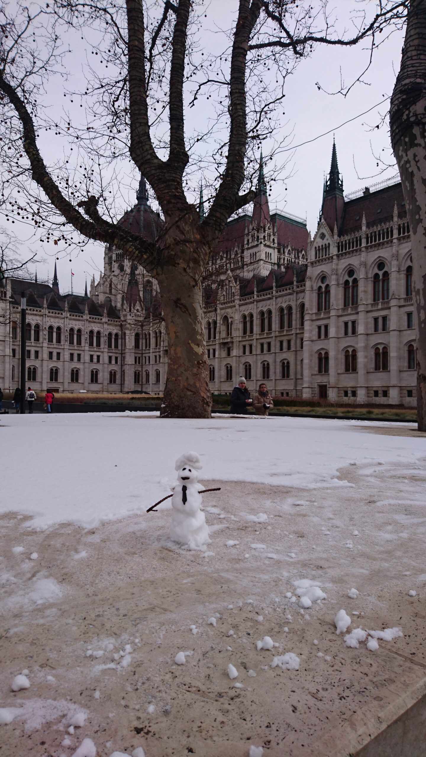 雪の積もった国会議事堂の前庭と小さな雪だるま