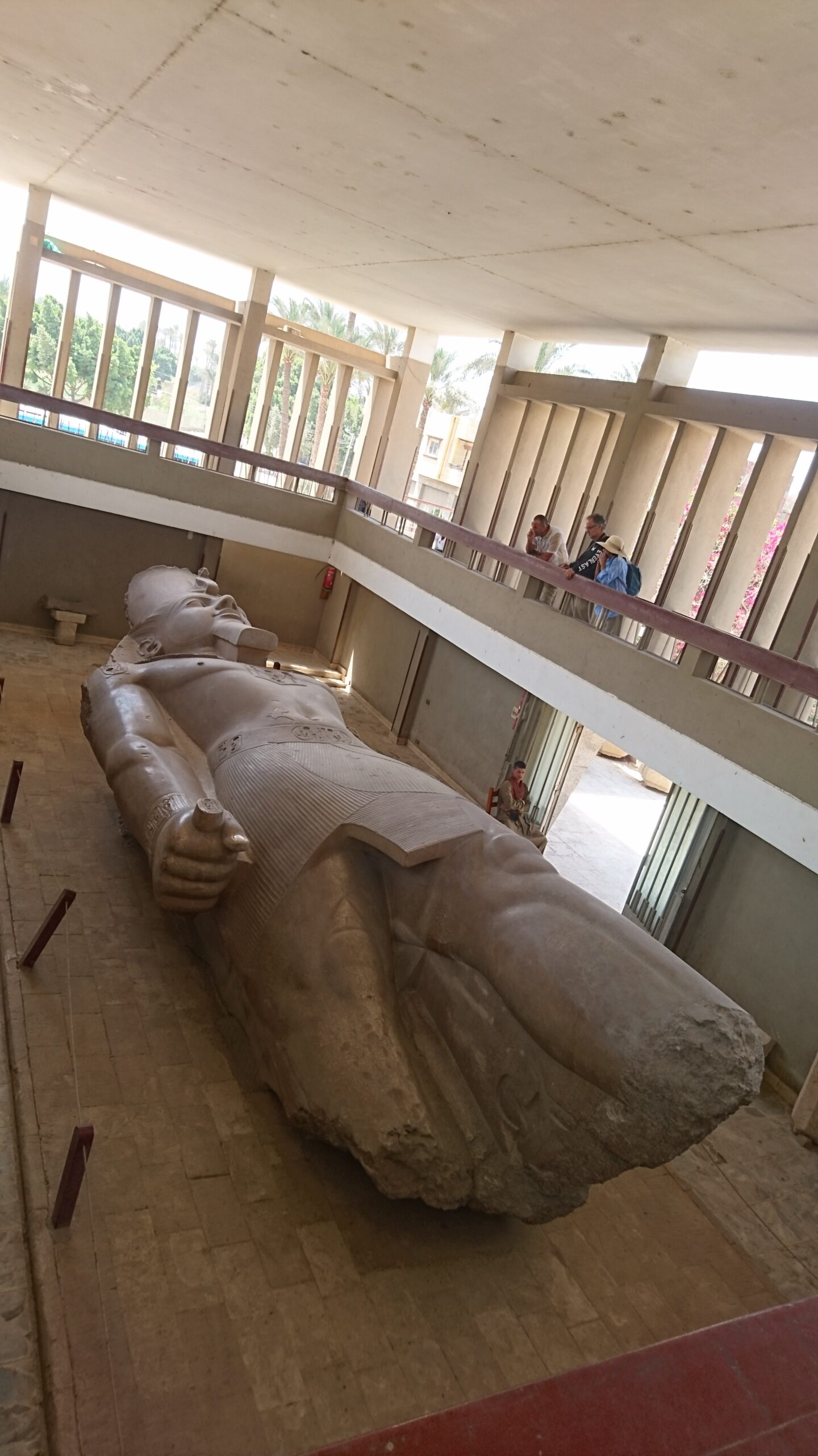 メンフィスの博物館に横たわるラムセス2世の巨像