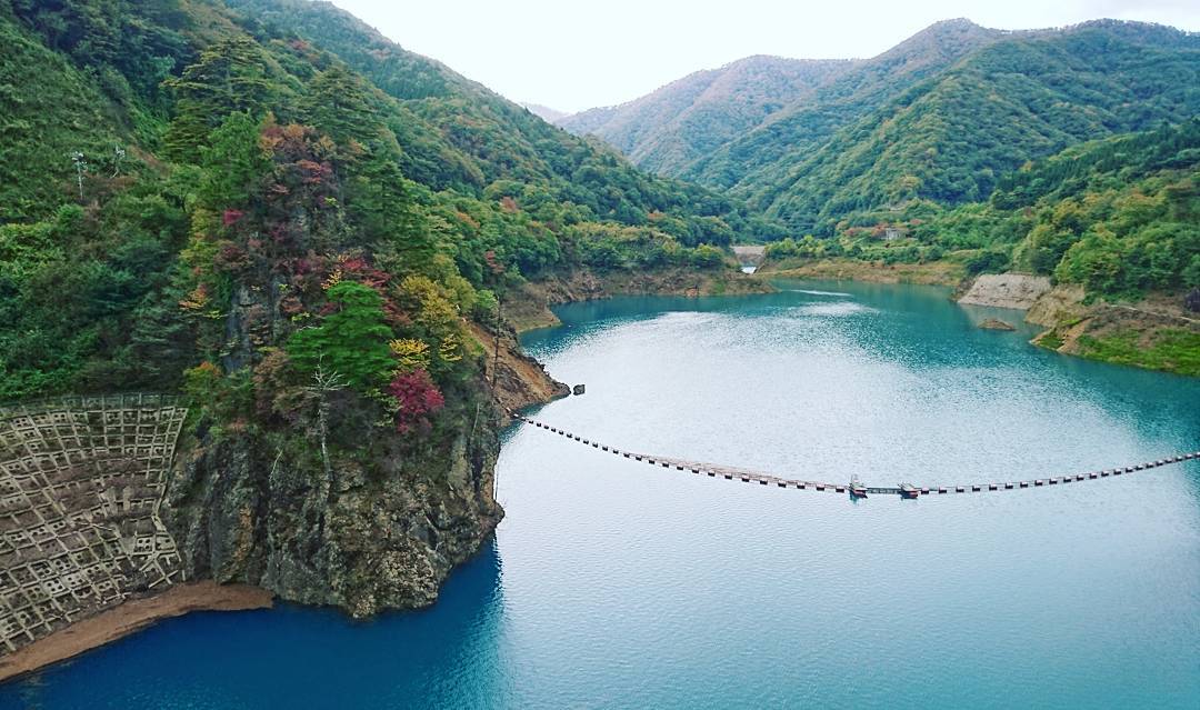 色づき始めた山に囲まれた奥四万湖