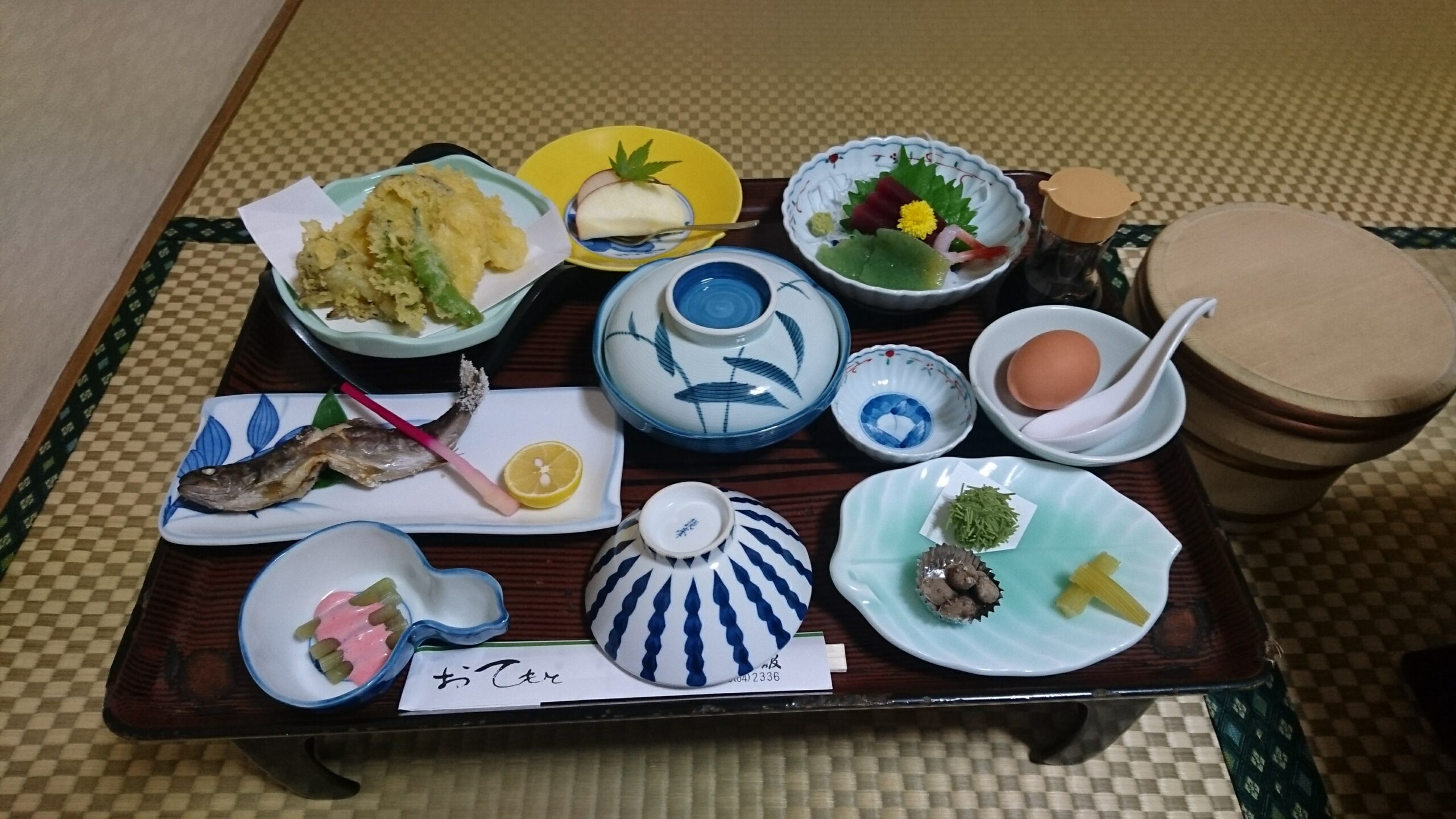 川魚の塩焼きや天ぷらが並ぶ中生館の夕食
