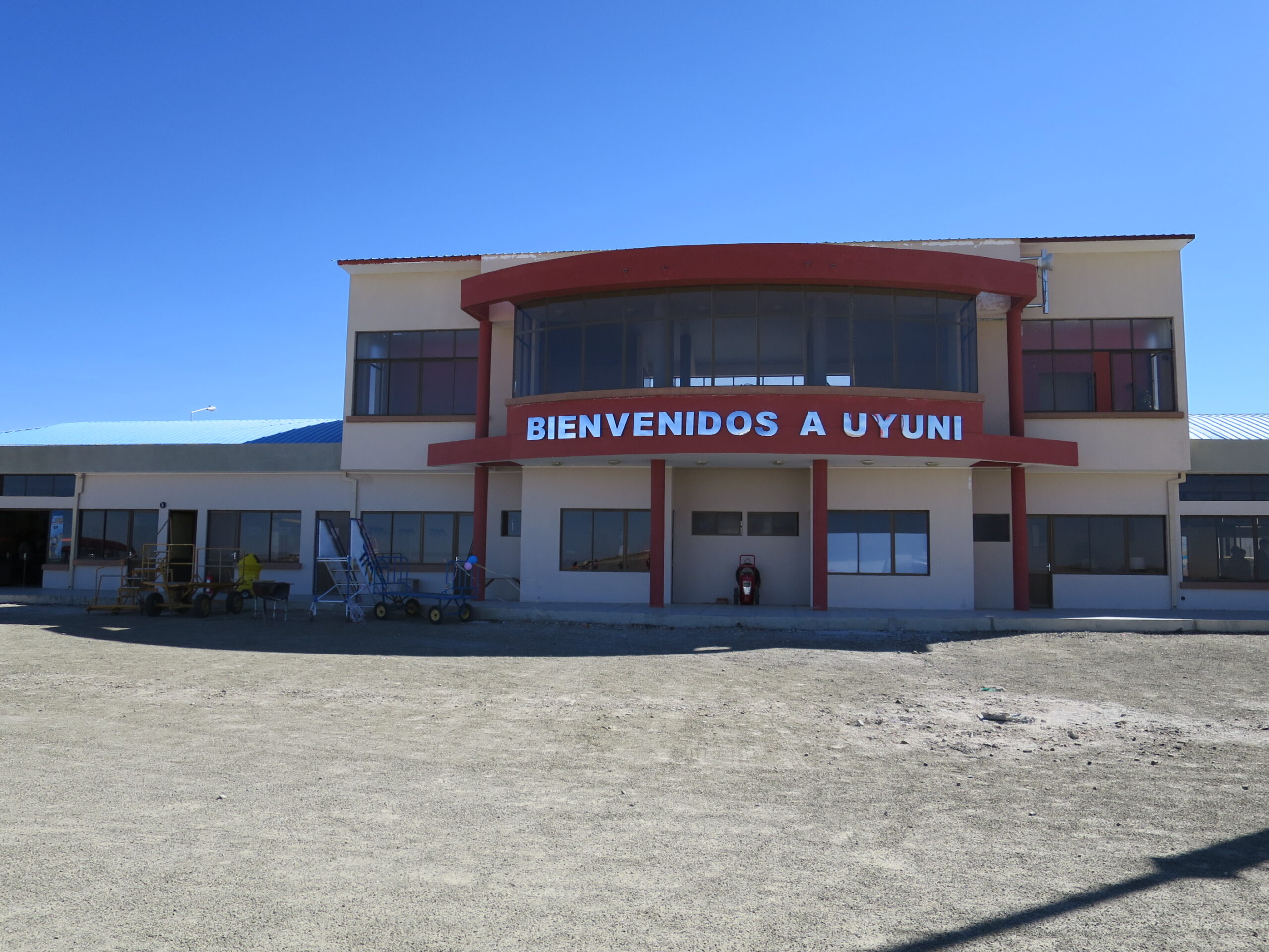 「BIENVENIDOS A UYUNI」と書かれたウユニ空港のターミナル