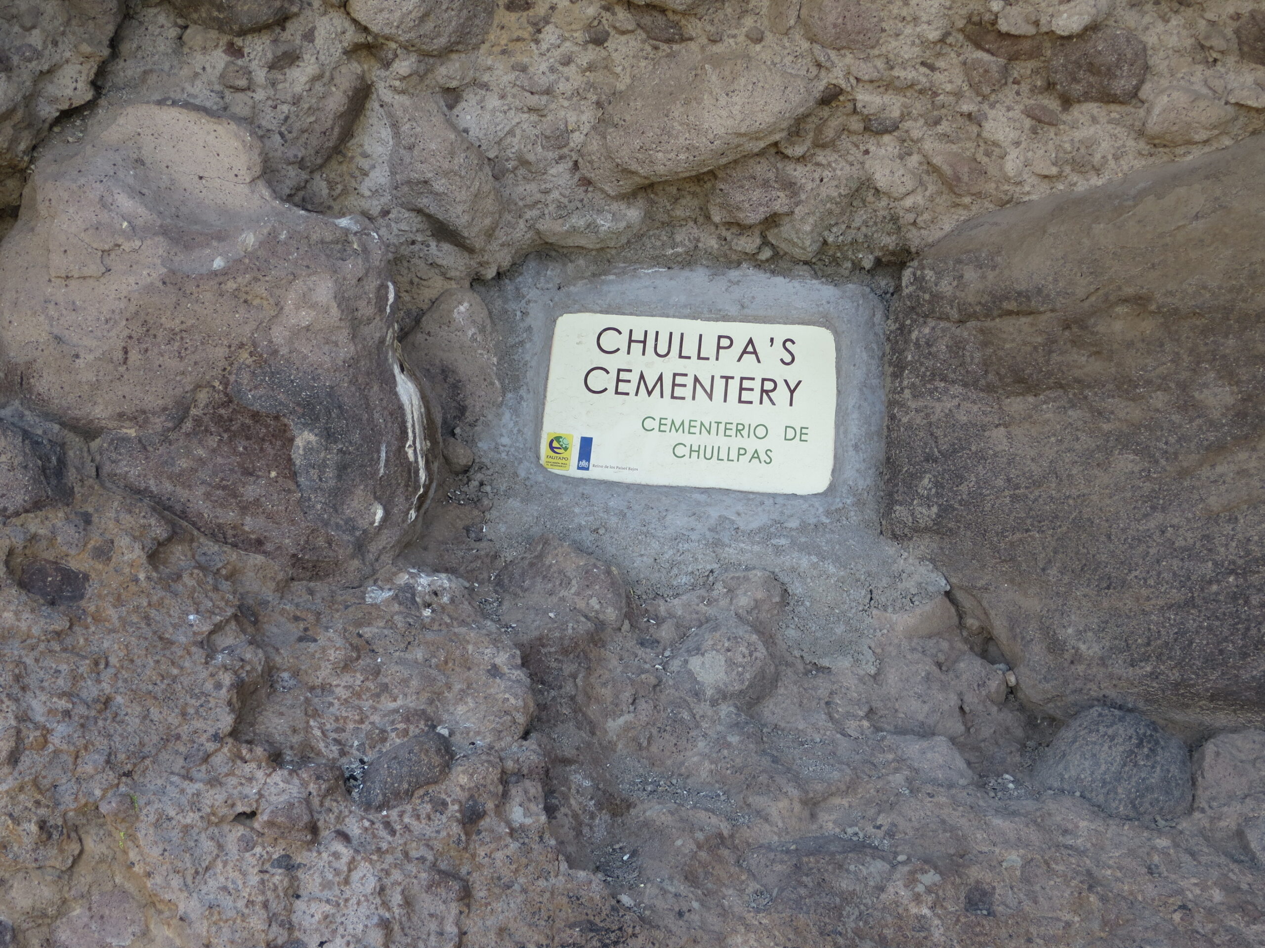 「CHULLPA'S CEMENTERY」と書かれた看板