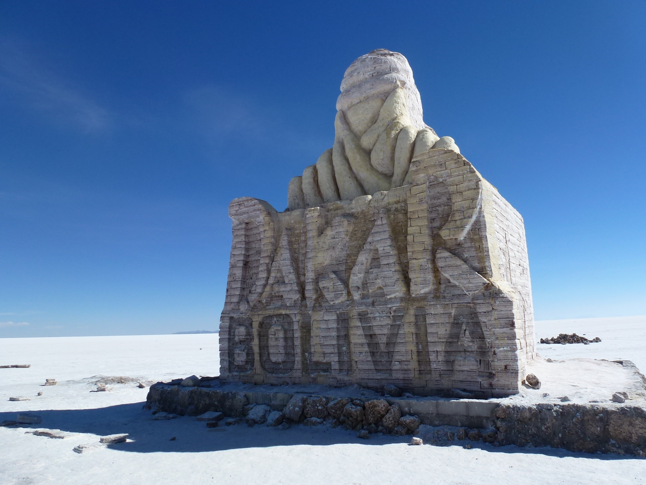 塩のブロックで作られた「DAKAR BOLIVIA」のモニュメント