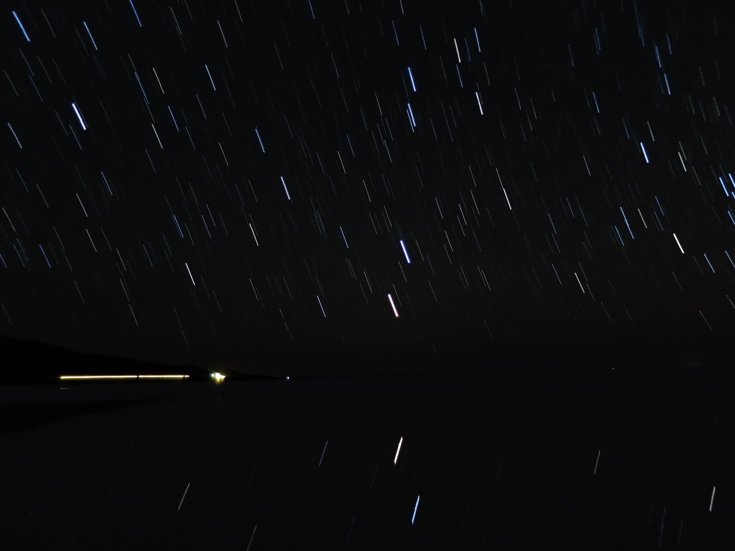 長時間露光で撮った、ウユニ塩湖の水面に映る星の軌跡