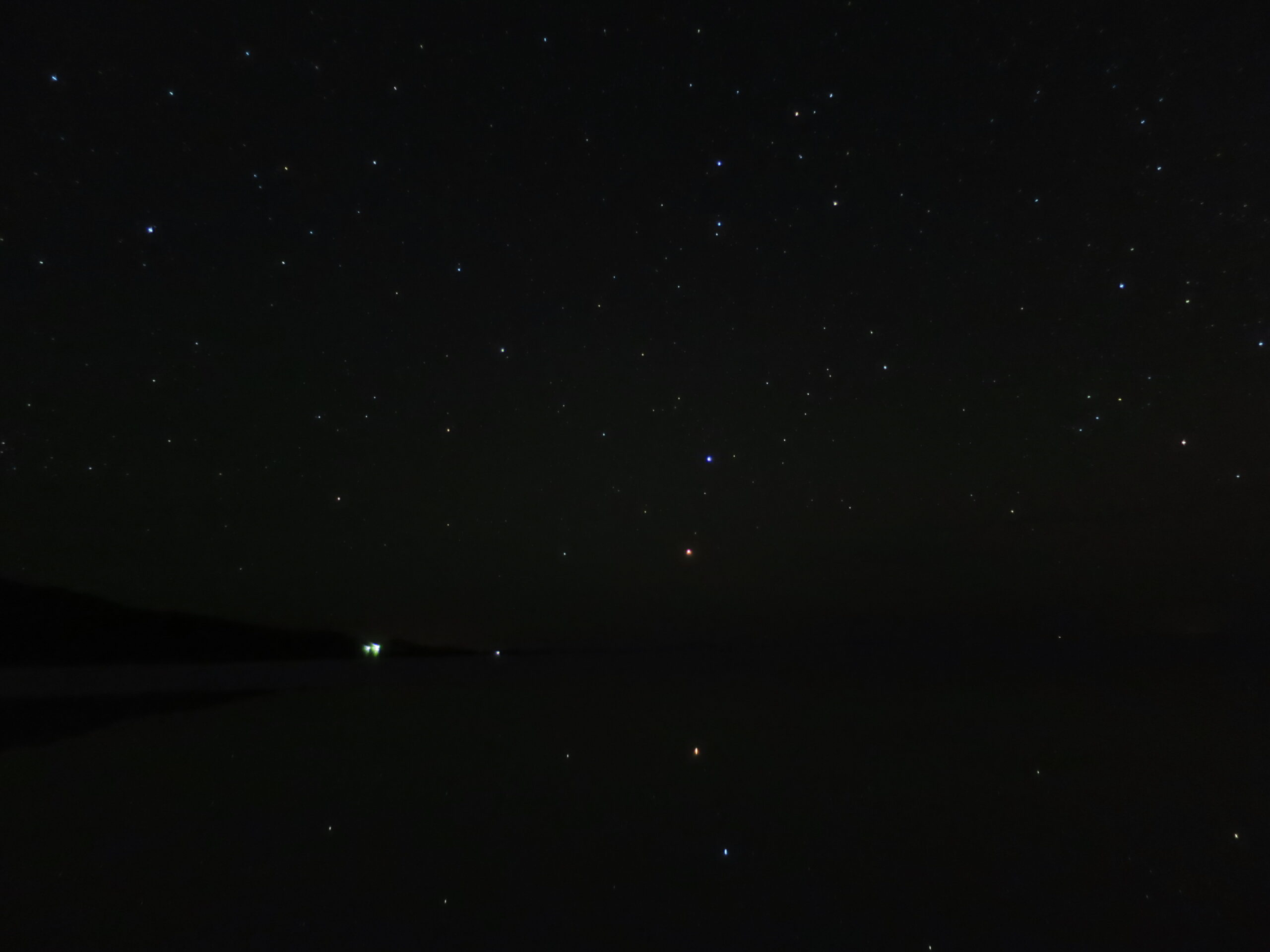 夜のウユニ塩湖。空の星が水面にも映る
