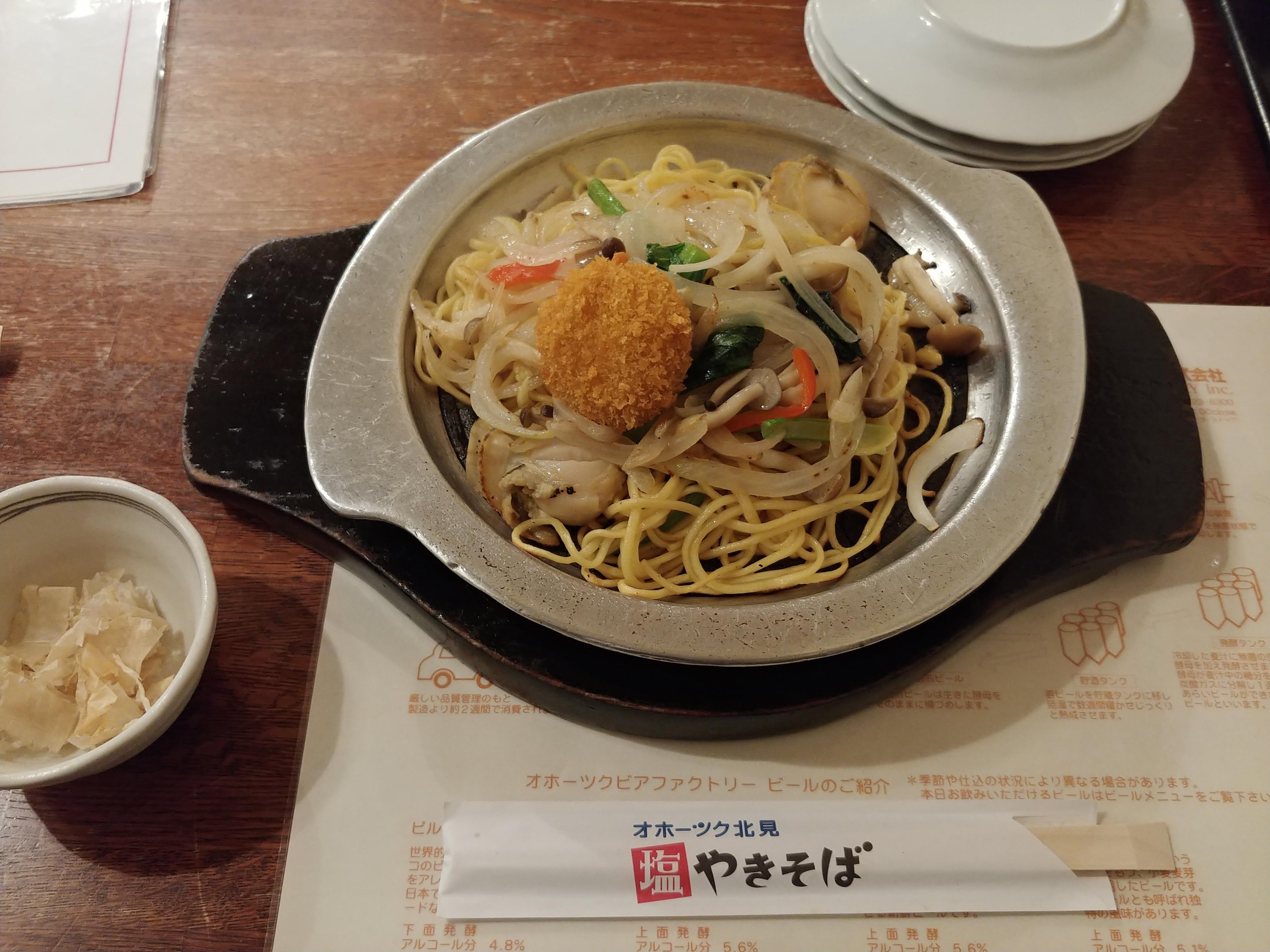 鉄板で出てきた北見名物の塩やきそば