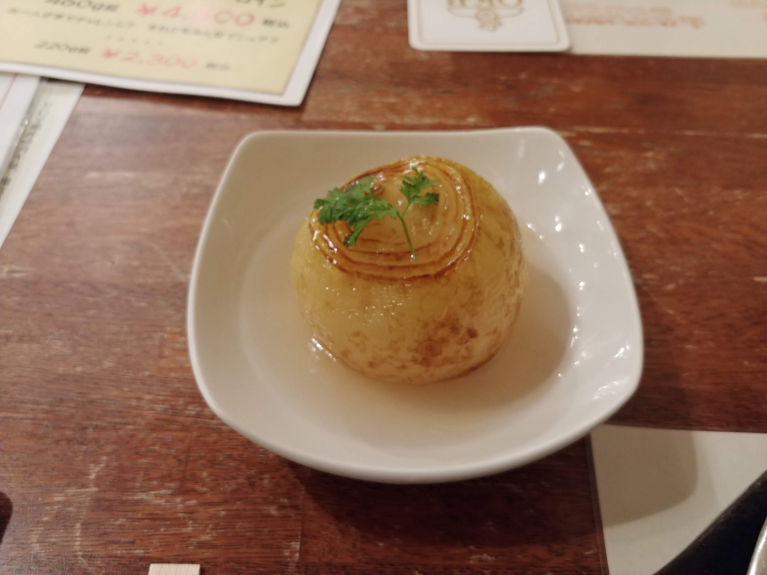 丸ごと焼いた玉ねぎの料理