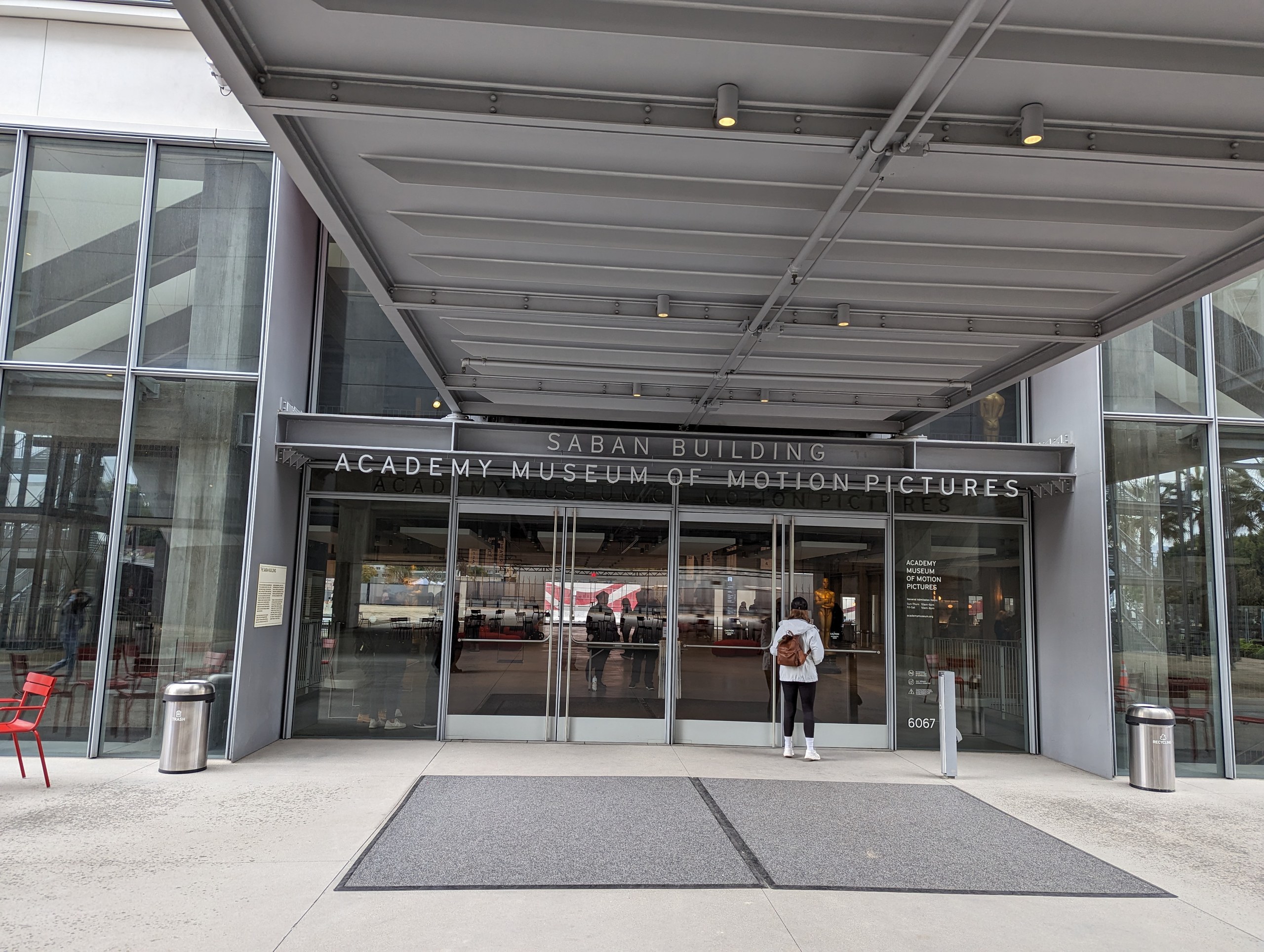 「ACADEMY MUSEUM OF MOTION PICTURES」の文字が入ったガラス張りの入口