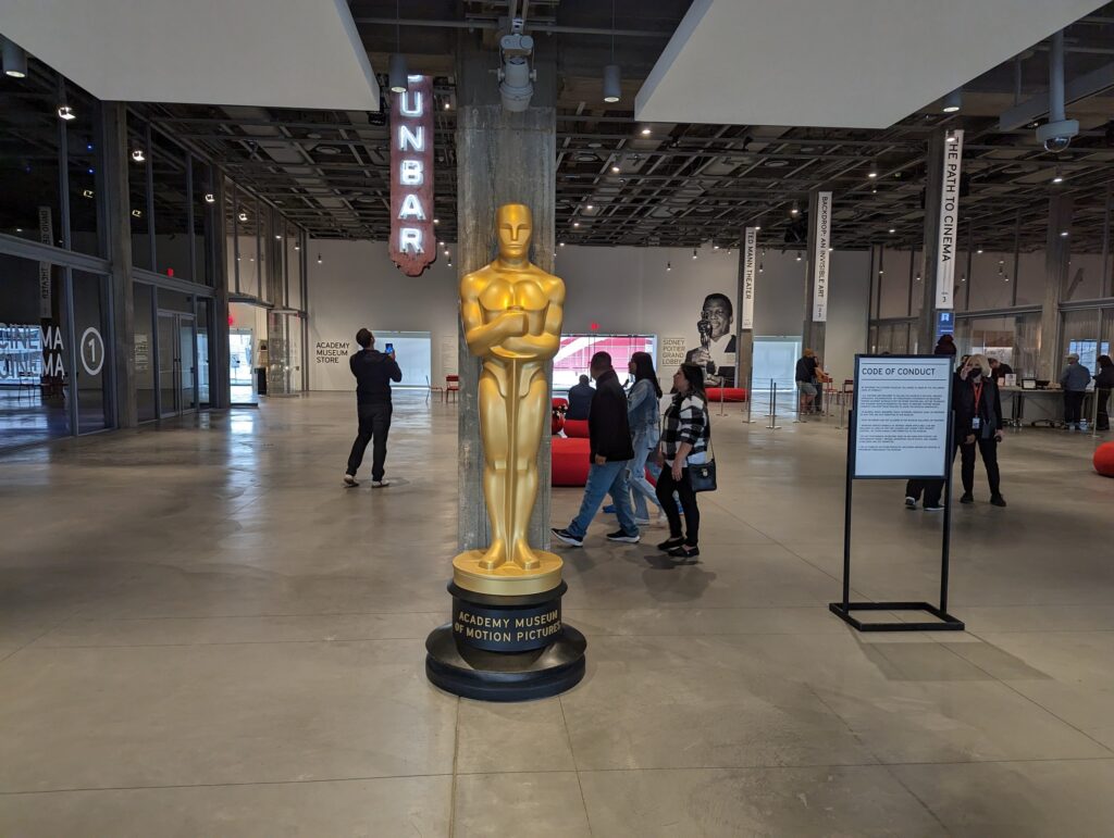 広いロビーに立つ、大きな金色のオスカー像