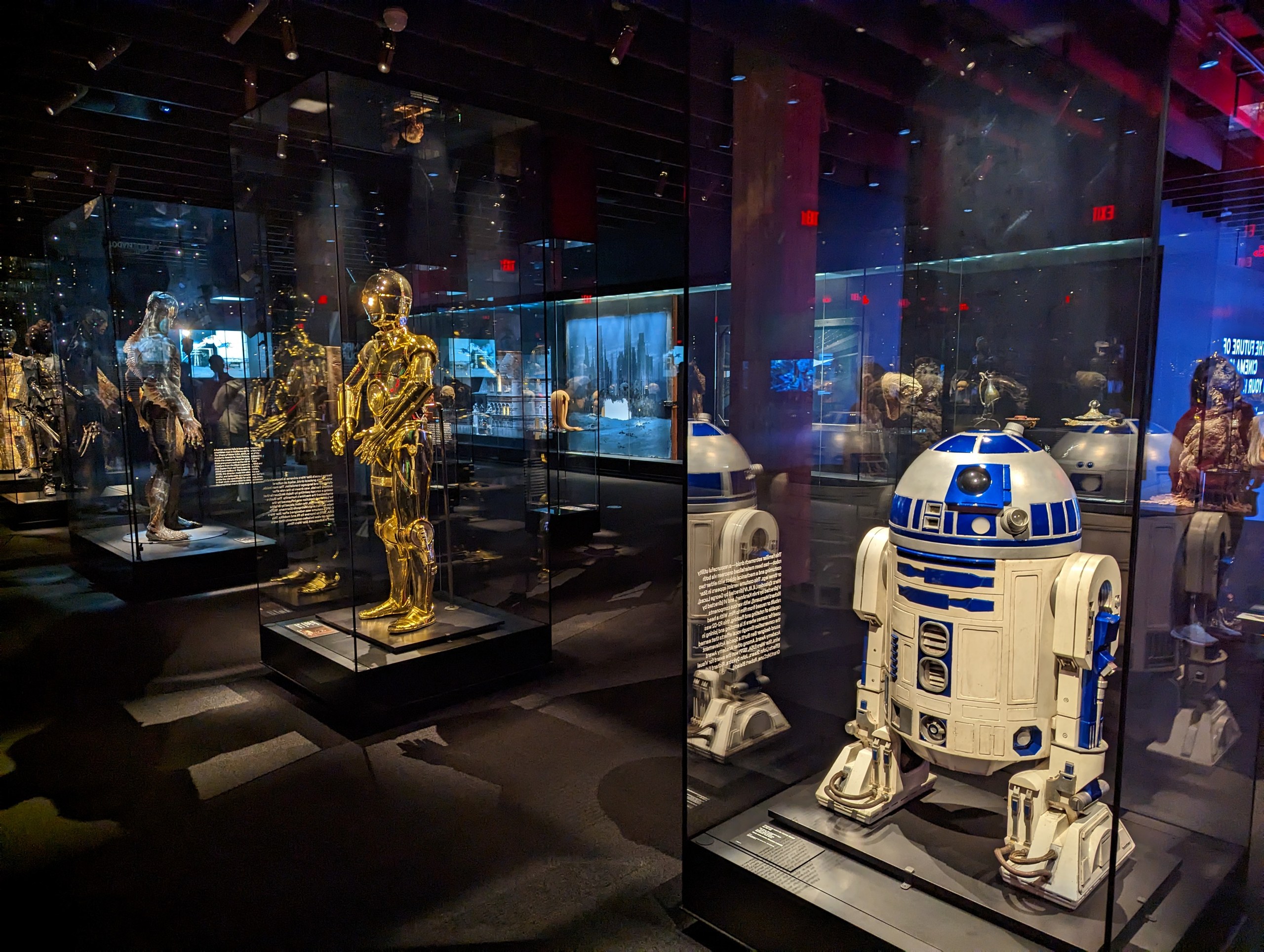 ガラスケースに並ぶ、R2-D2とC-3PO