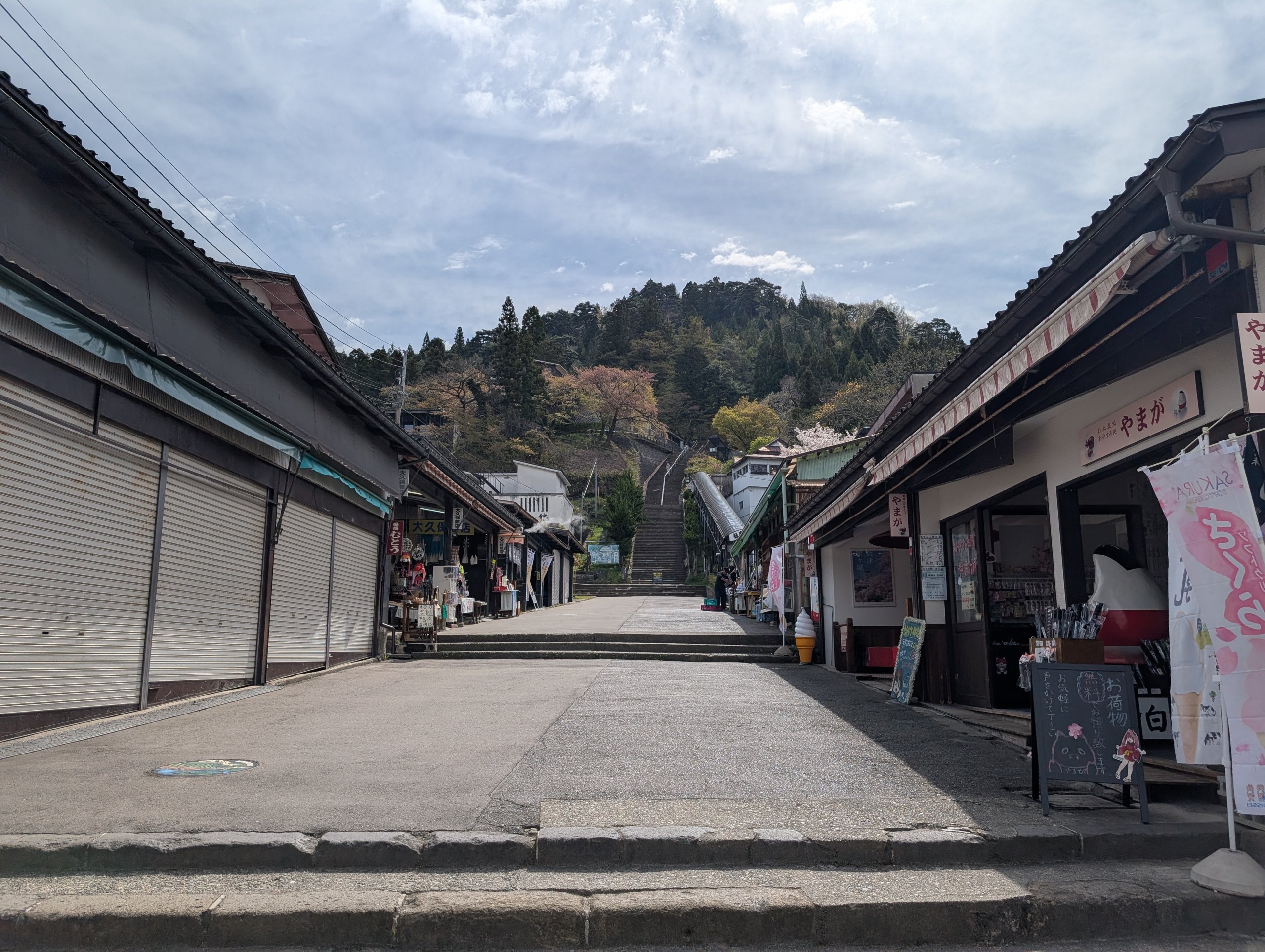 朝の飯盛山の参道