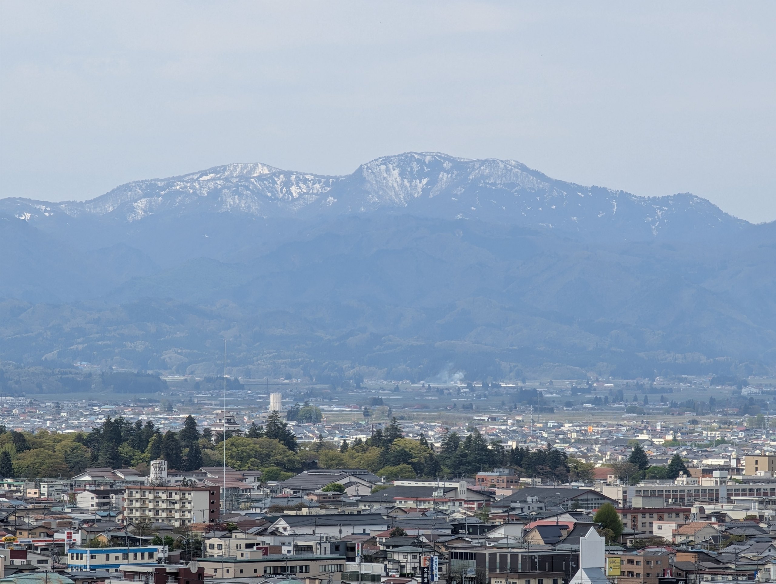 飯盛山から見た会津若松の街と山
