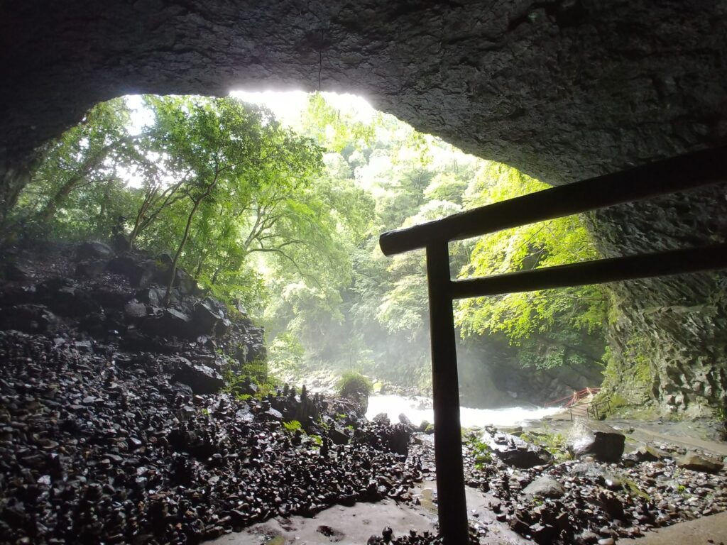 洞窟の中から見た、新緑の天安河原と鳥居