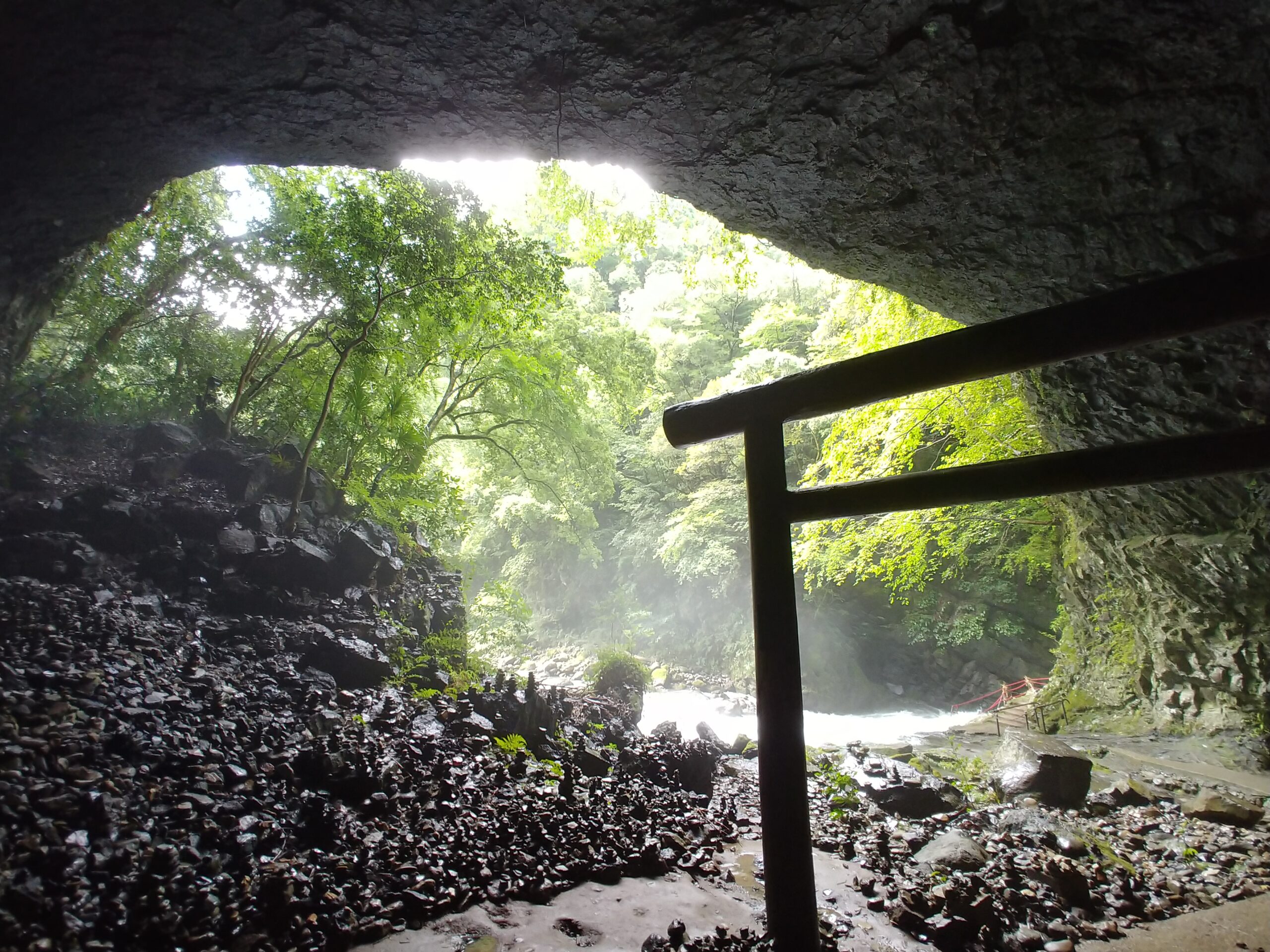天安河原(高千穂) 洞窟と、無数の石積み