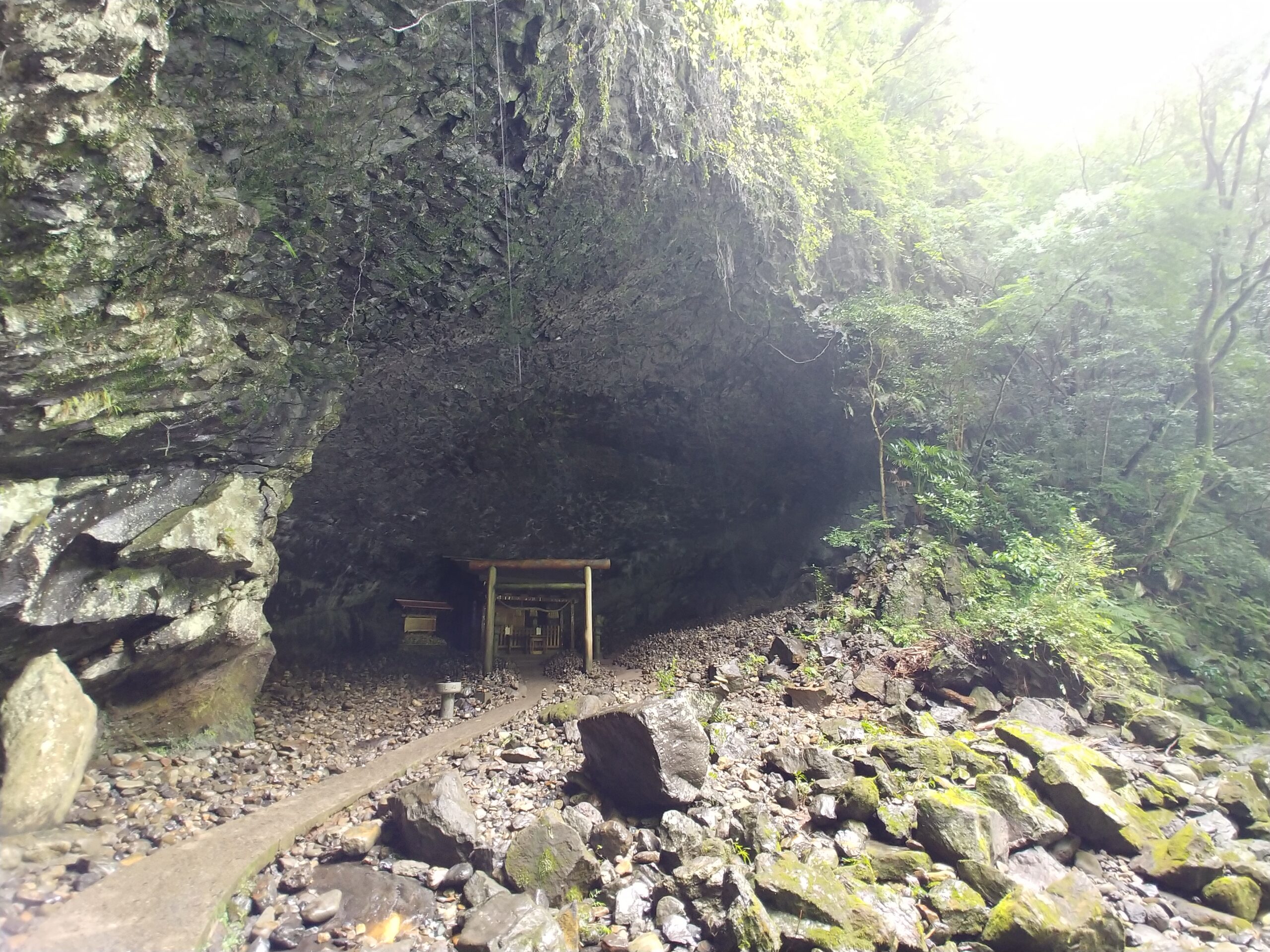 鳥居と無数の石積みがある天安河原の洞窟