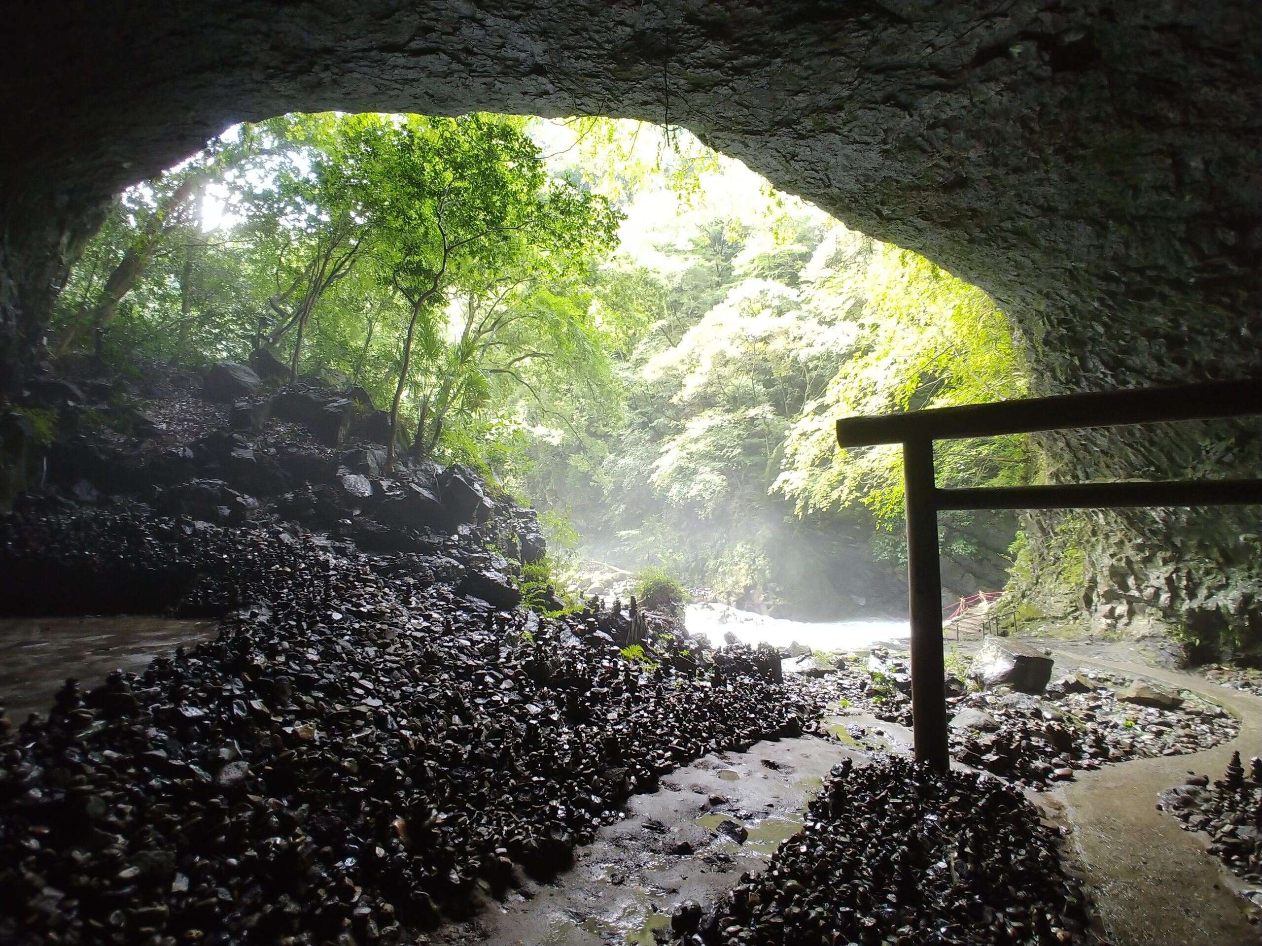洞窟の中から見た天安河原の鳥居と石積み