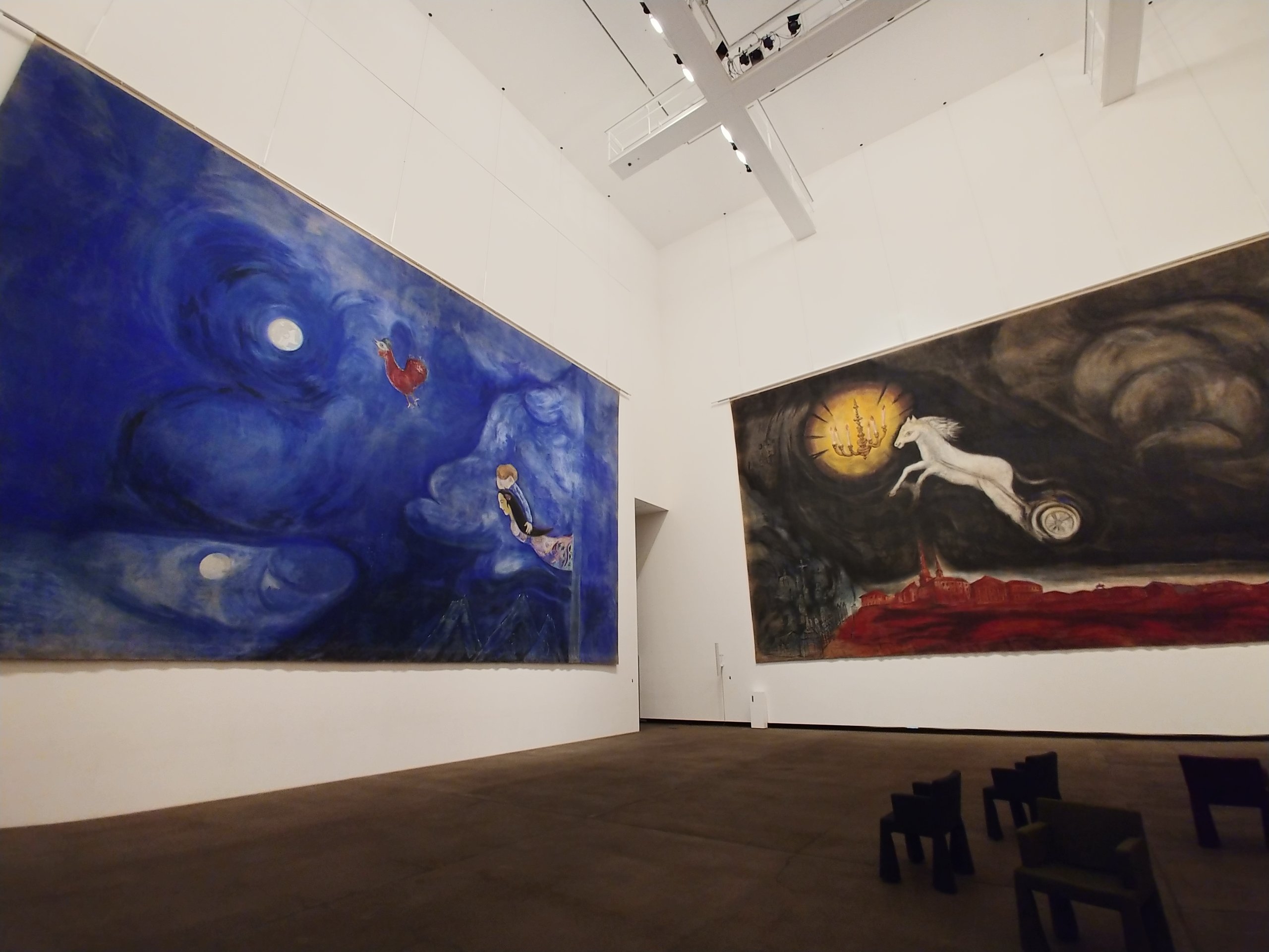 アレコホールに展示された、シャガールのバレエ「アレコ」の巨大な背景画