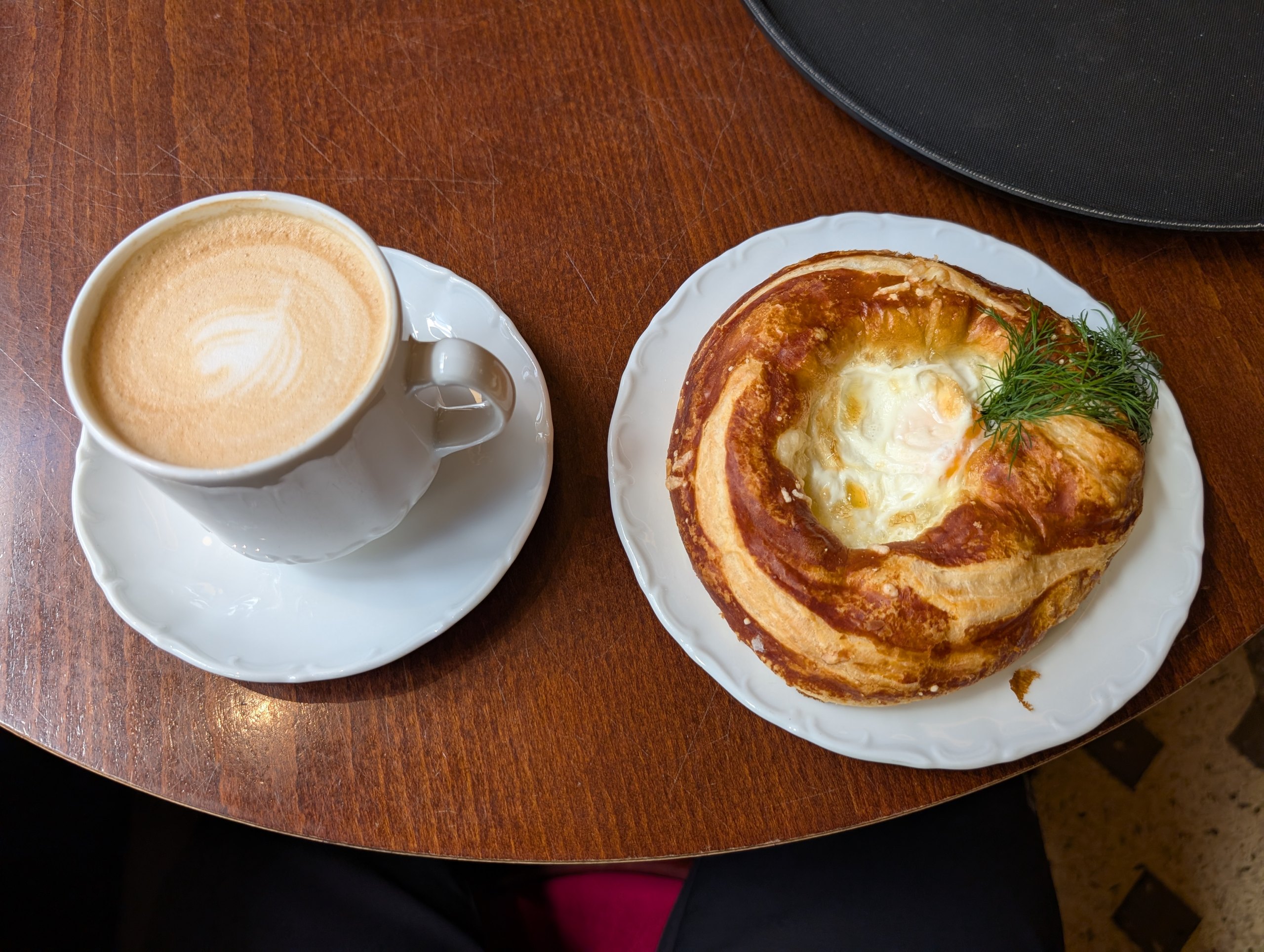 マイアスモックのカプチーノと、卵とディルがのったパン