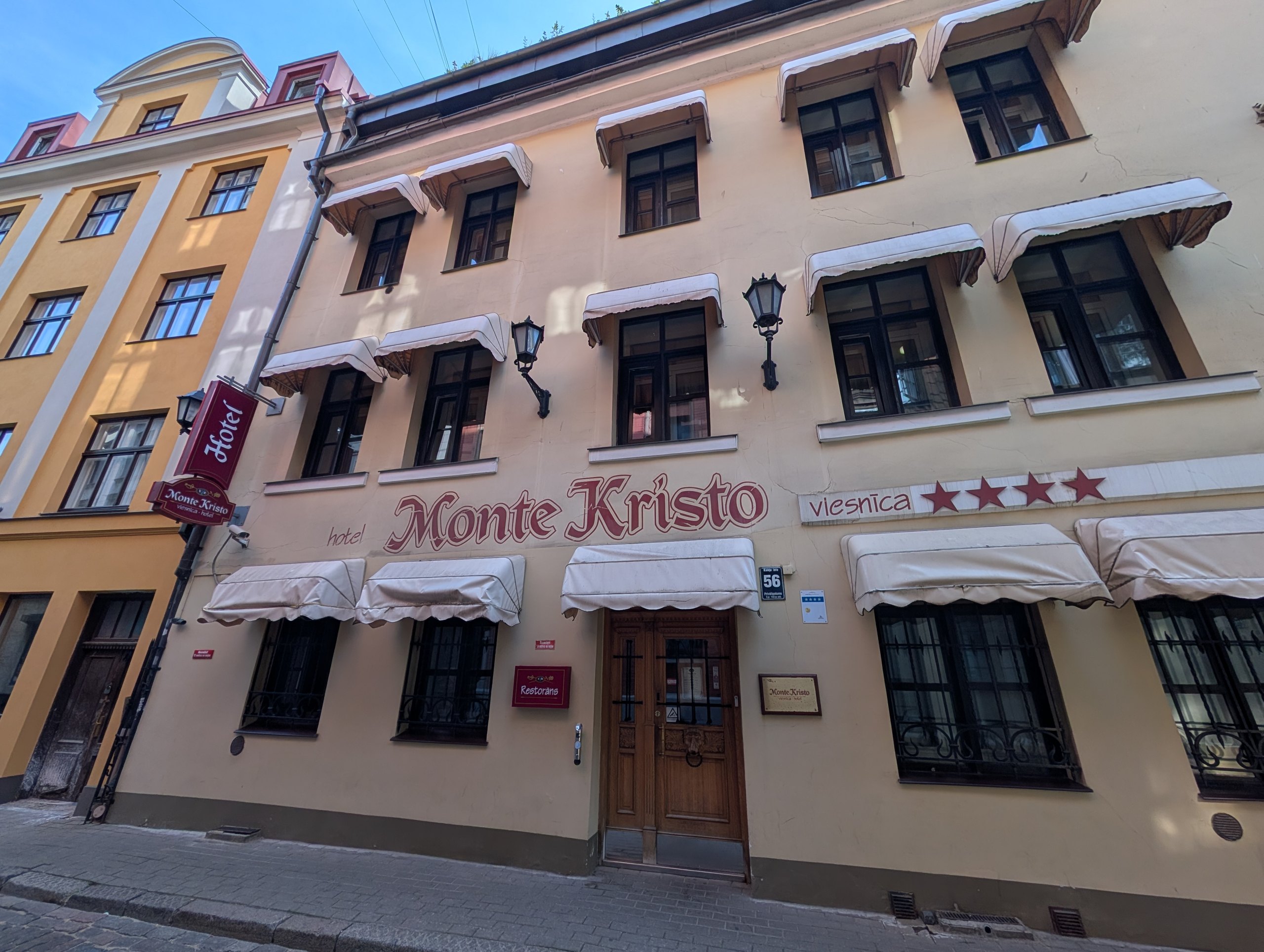「Monte Kristo」の文字が入った、ホテルの建物