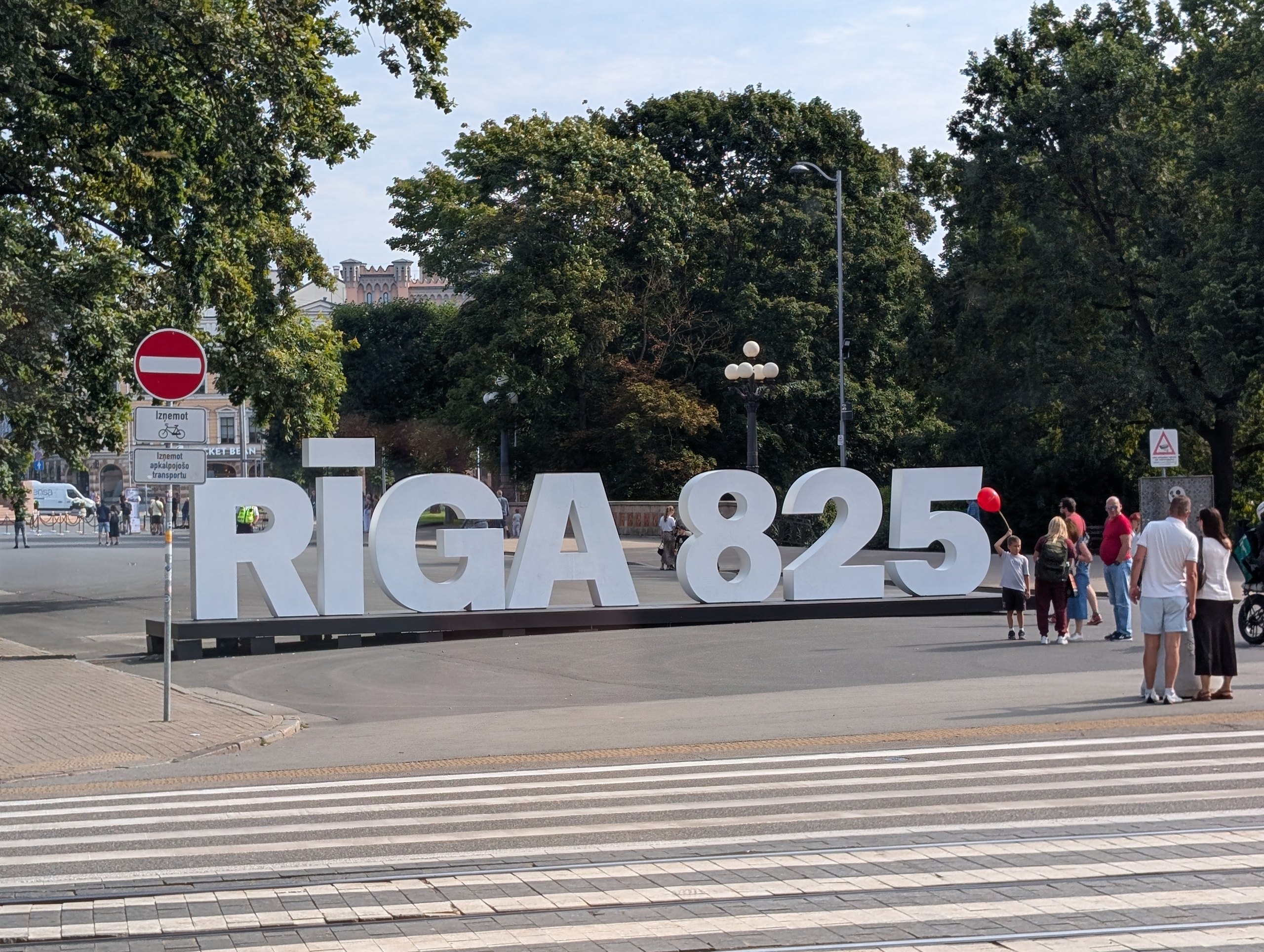 「RĪGA 825」の大きな文字のオブジェ