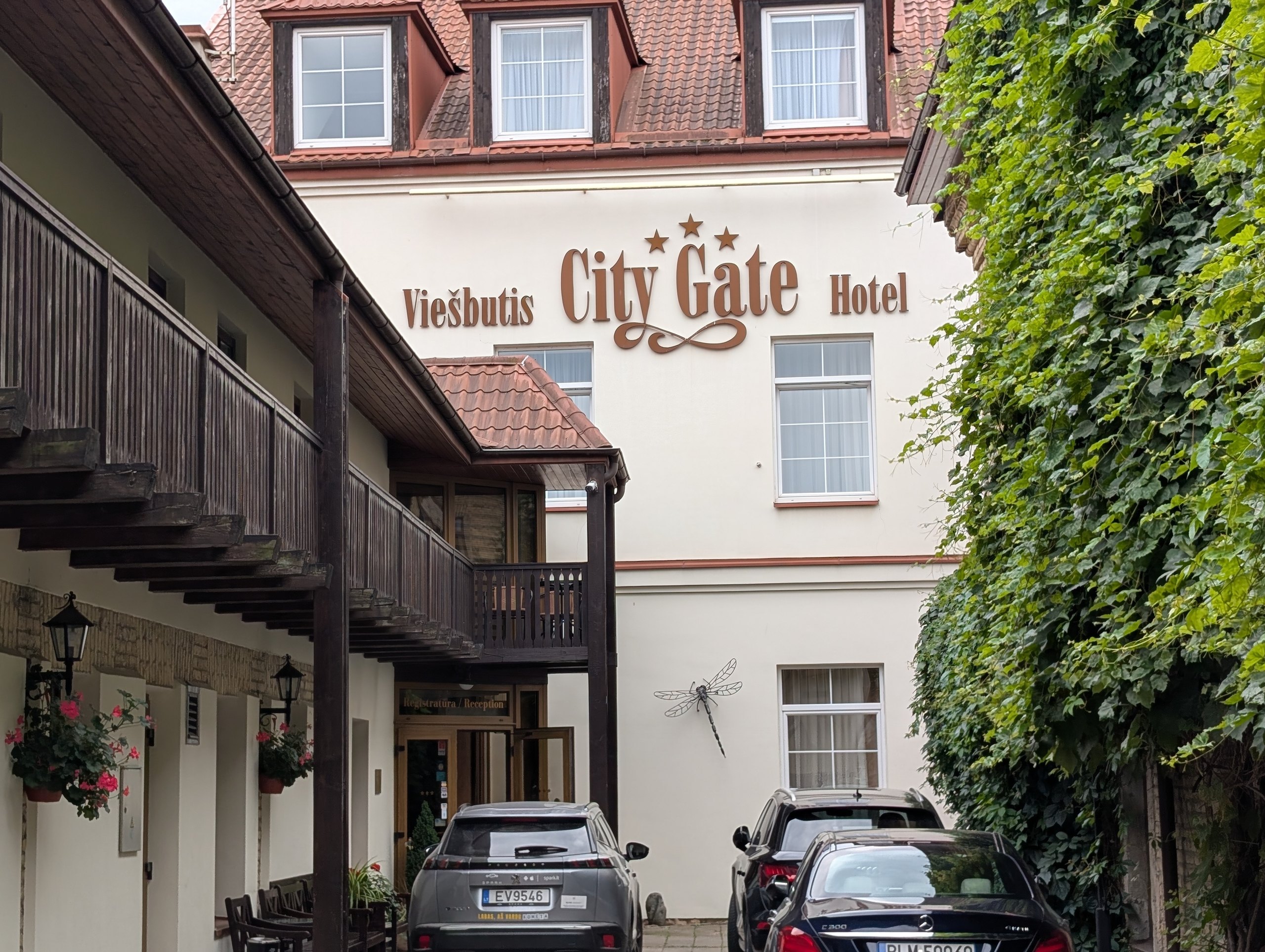 「City Gate Hotel」の看板が出た、ホテルの中庭