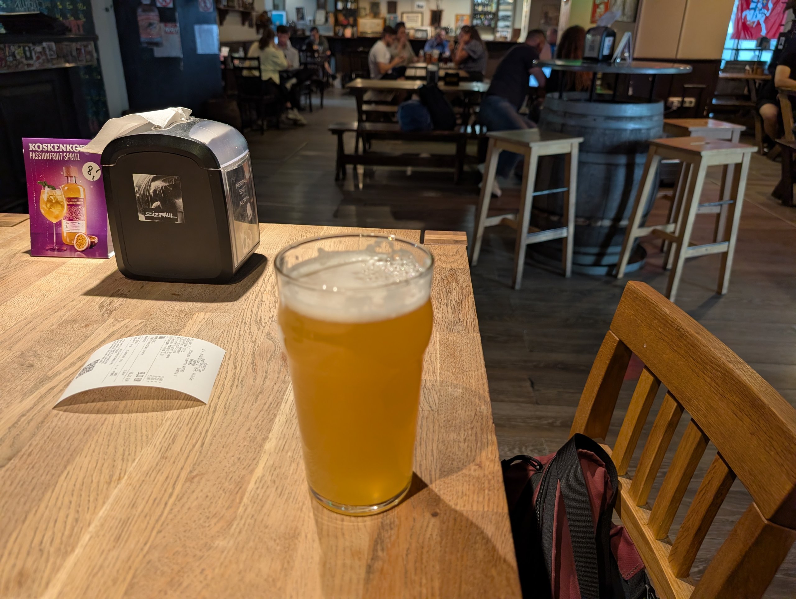 木のテーブルに置かれた、ビールのグラス