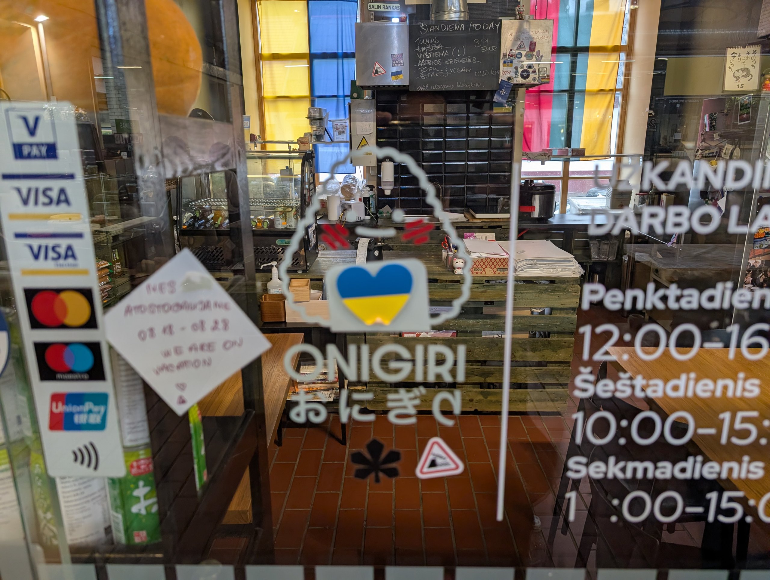 ガラスに書かれた「ONIGIRI おにぎり」の文字