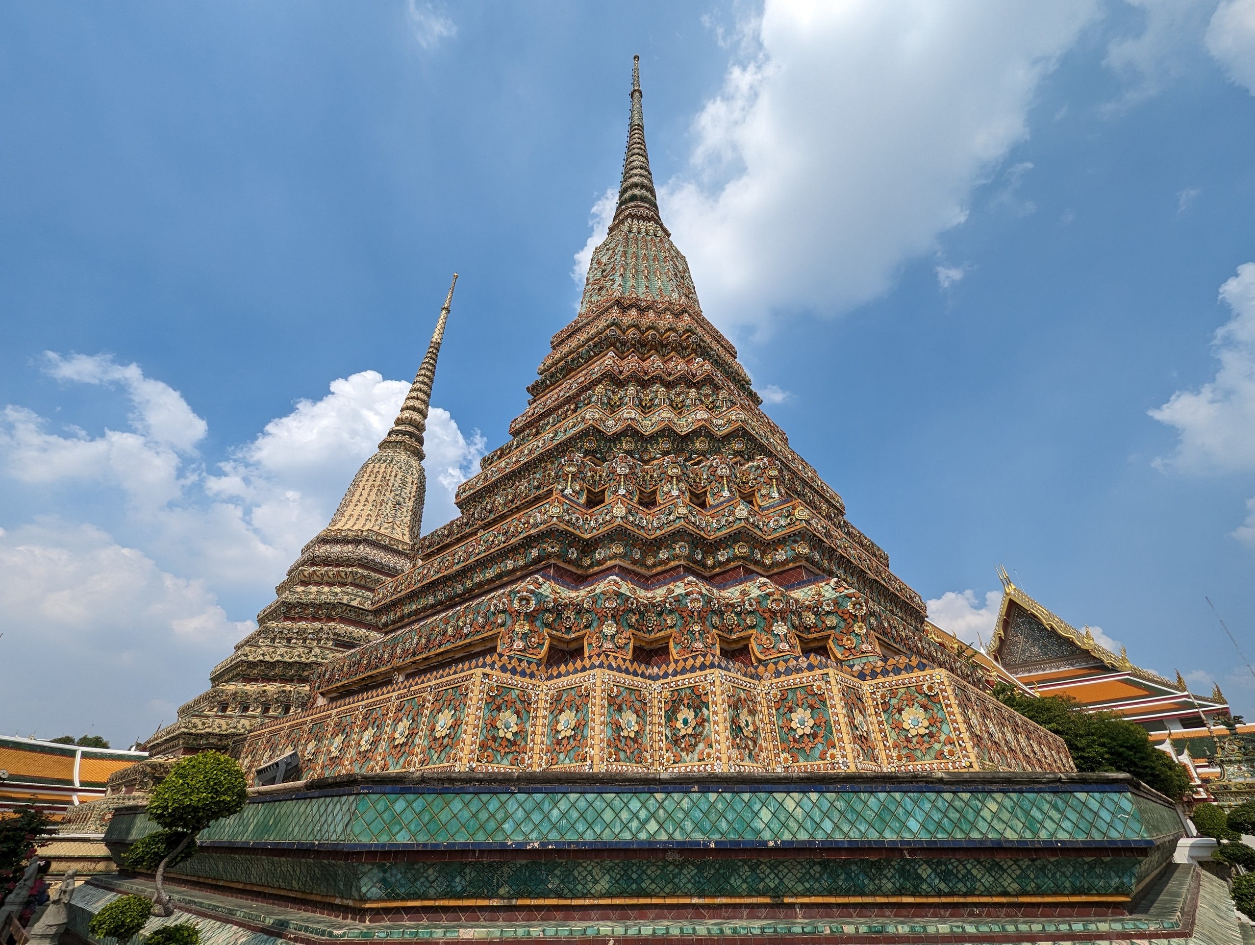 青空にそびえる、タイルで飾られた大きな仏塔
