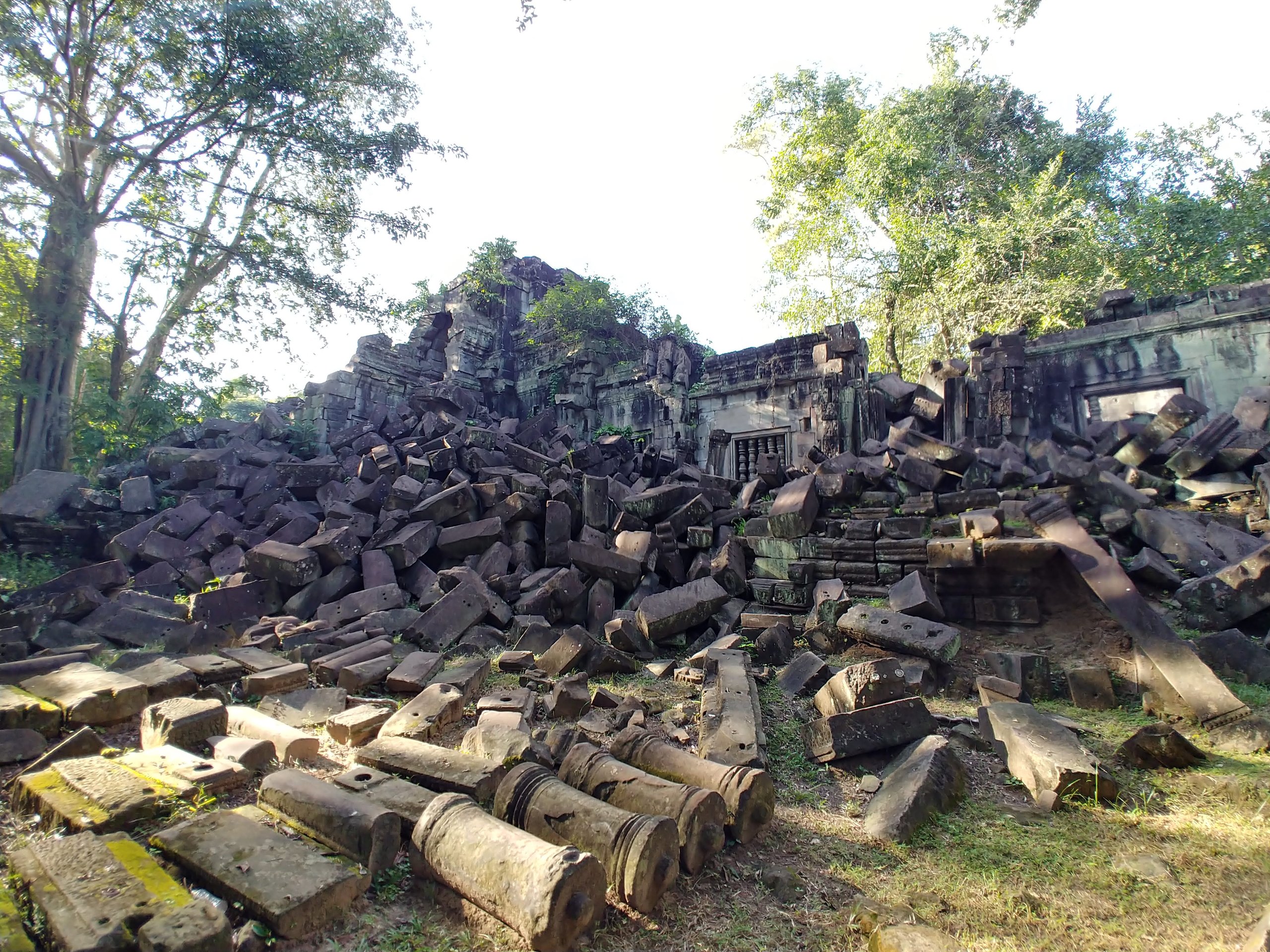 崩れた石が積み重なる遺跡