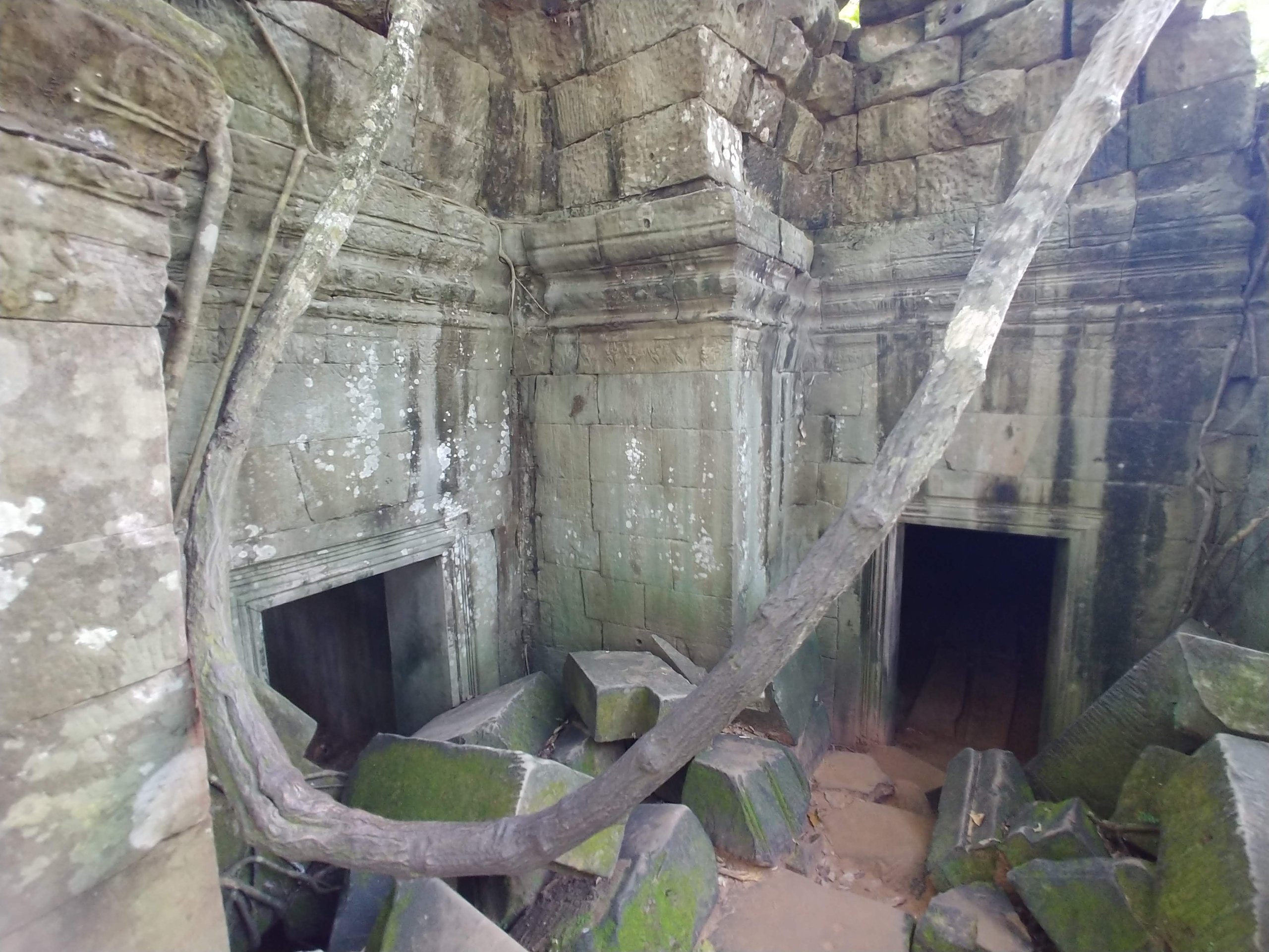 崩れた建物の内部