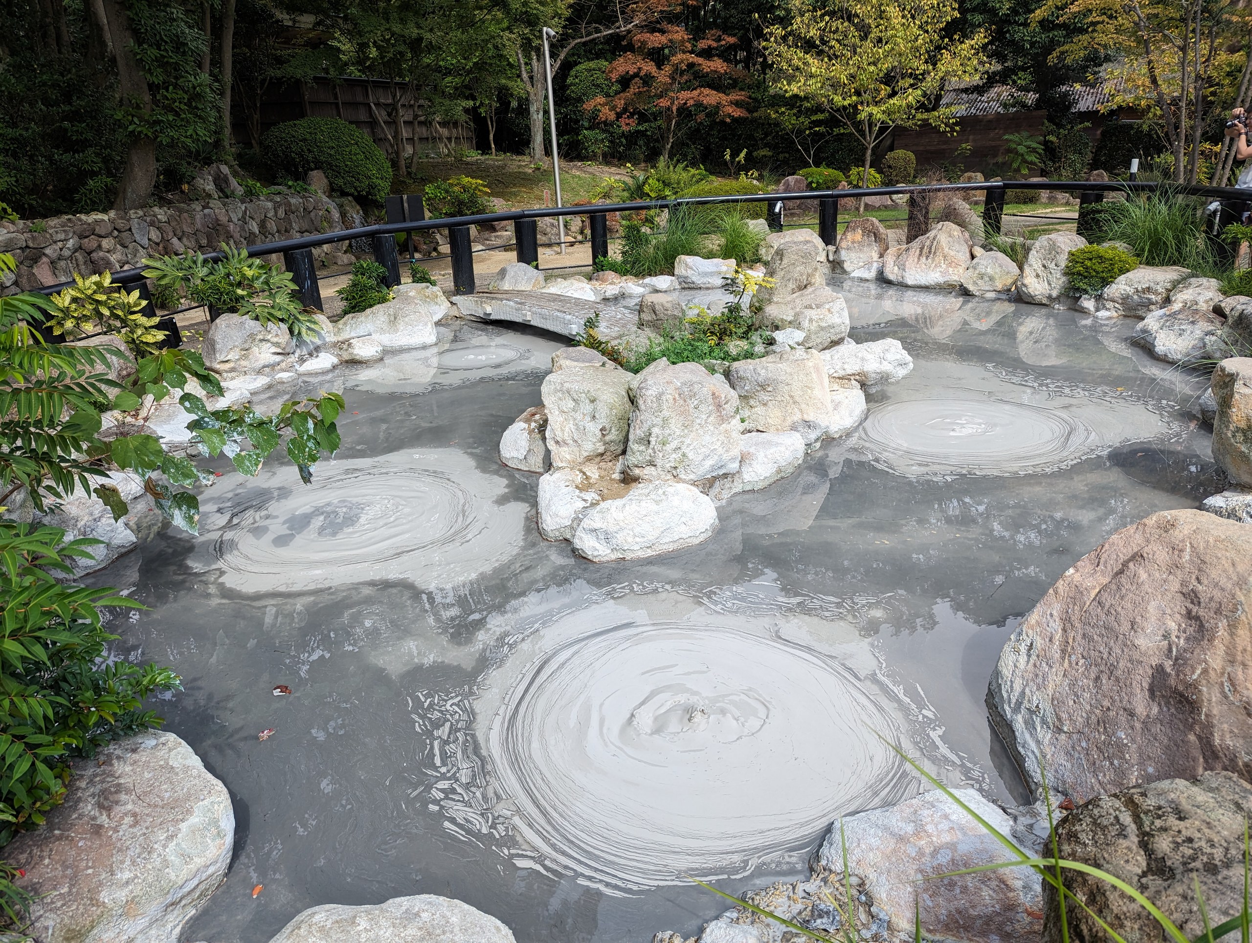 灰色の泥が丸く盛り上がる、鬼石坊主地獄の泥の池