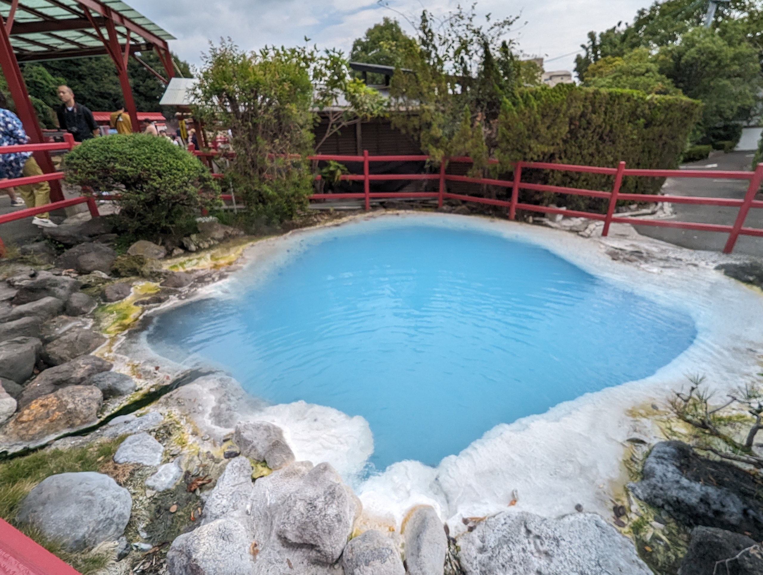 白い縁に囲まれた、水色の湯の池