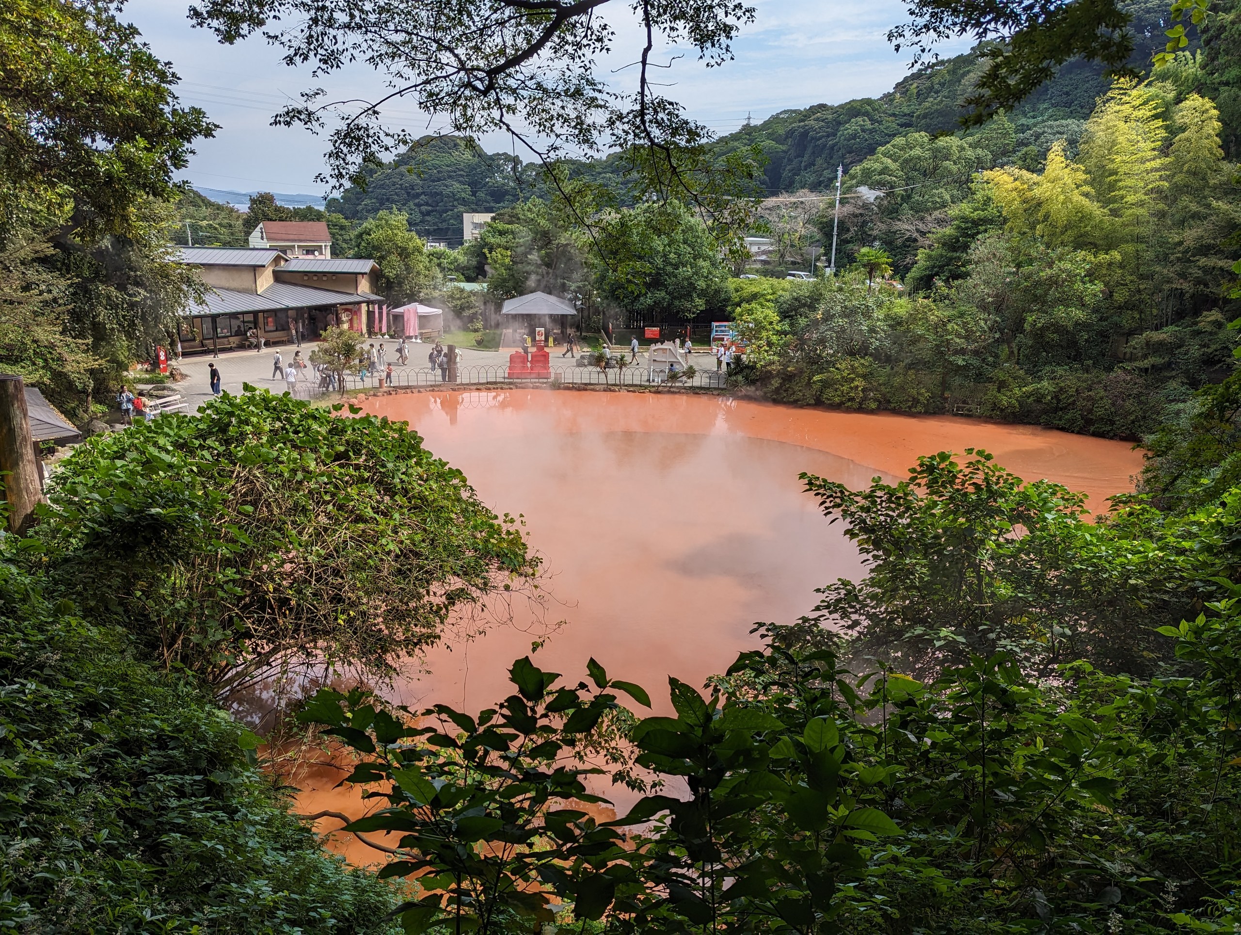 木々に囲まれた、真っ赤な血の池地獄
