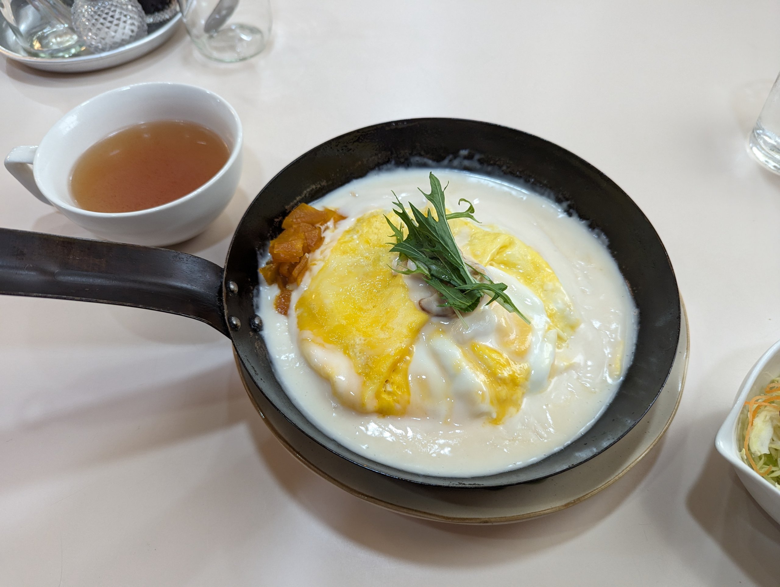 鉄のフライパンにのった、ふわふわのオムライス