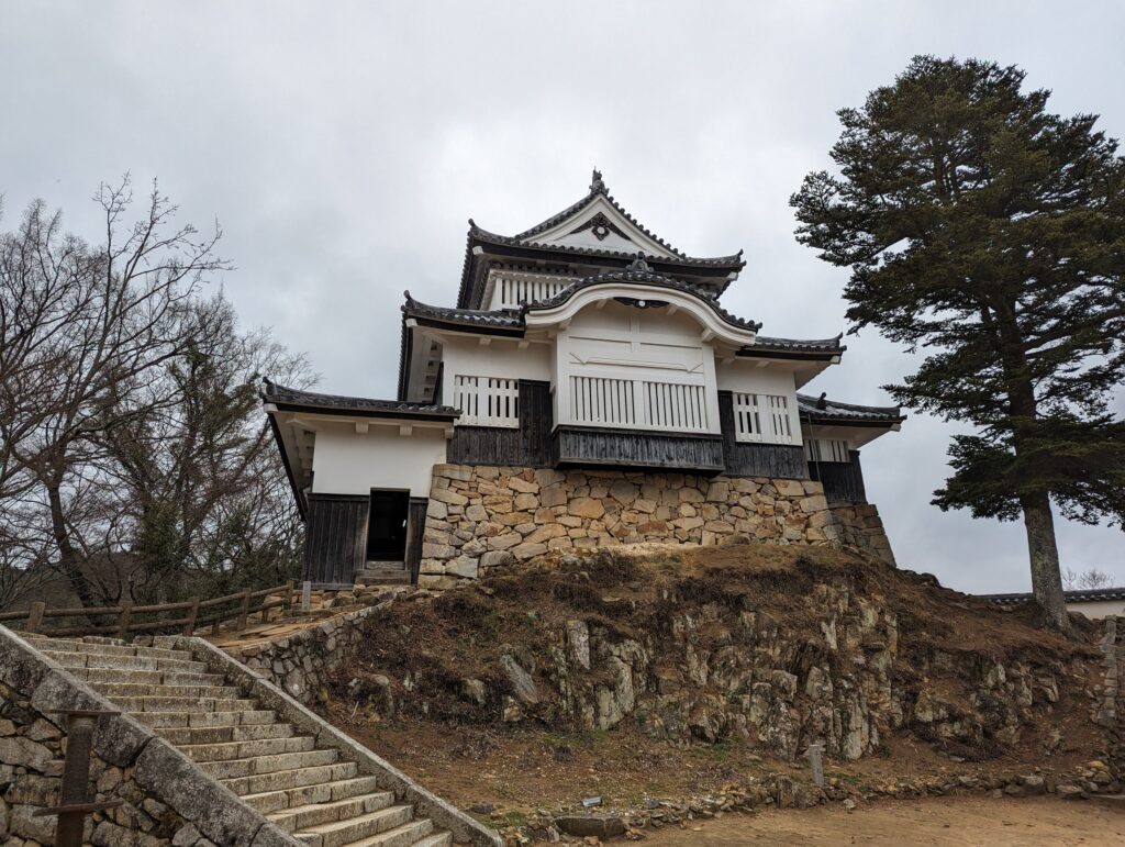 石垣の上に建つ、備中松山城の天守
