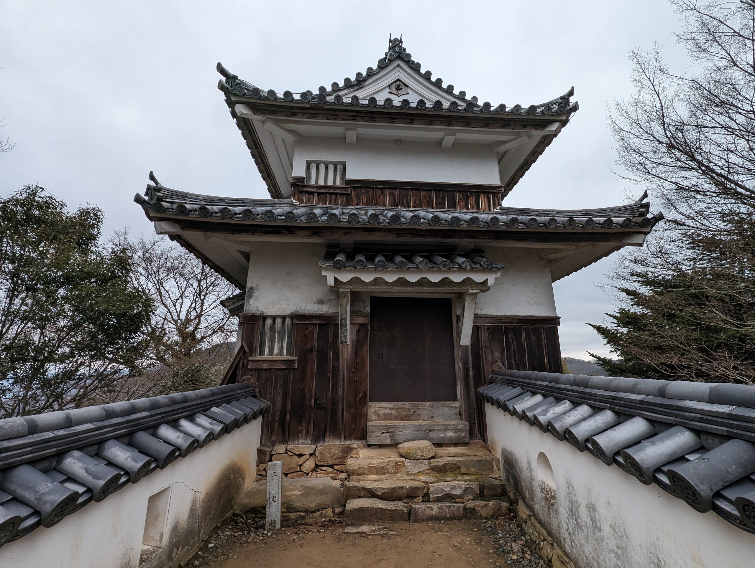 瓦の土塀に挟まれた、二重櫓の正面