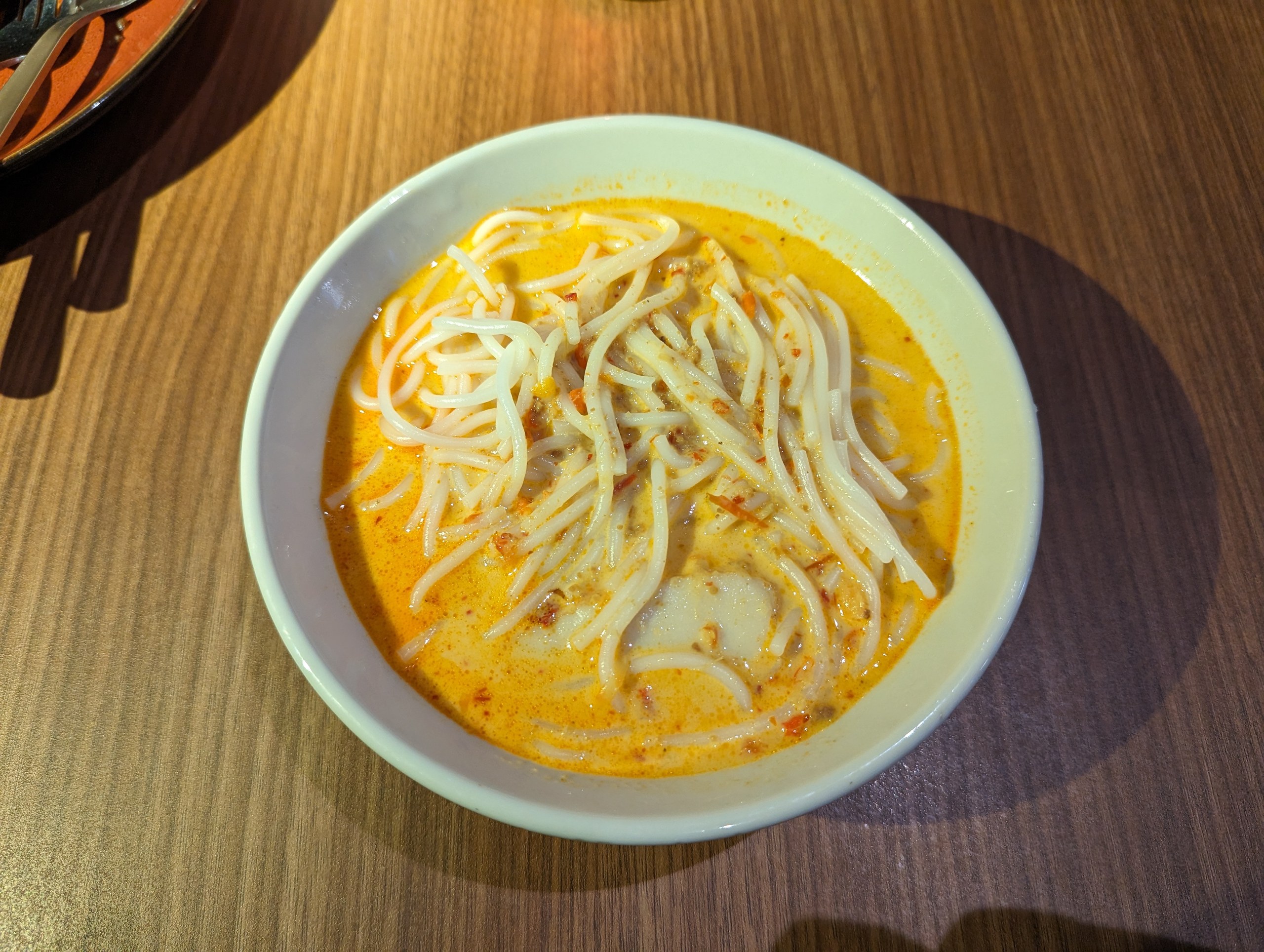 黄色いスープに麺が入った、ラクサ