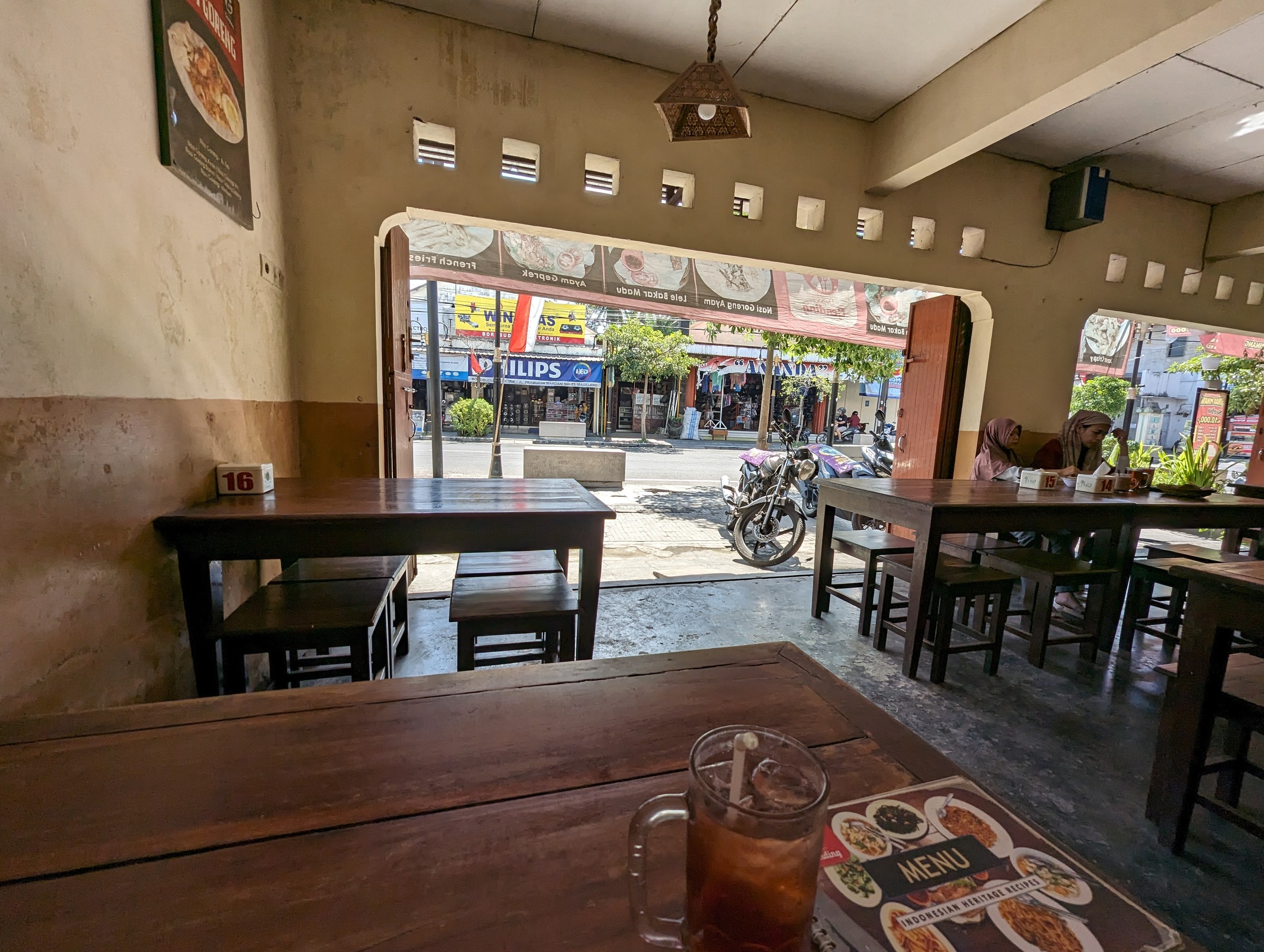 外の通りが見える、素朴な食堂の店内