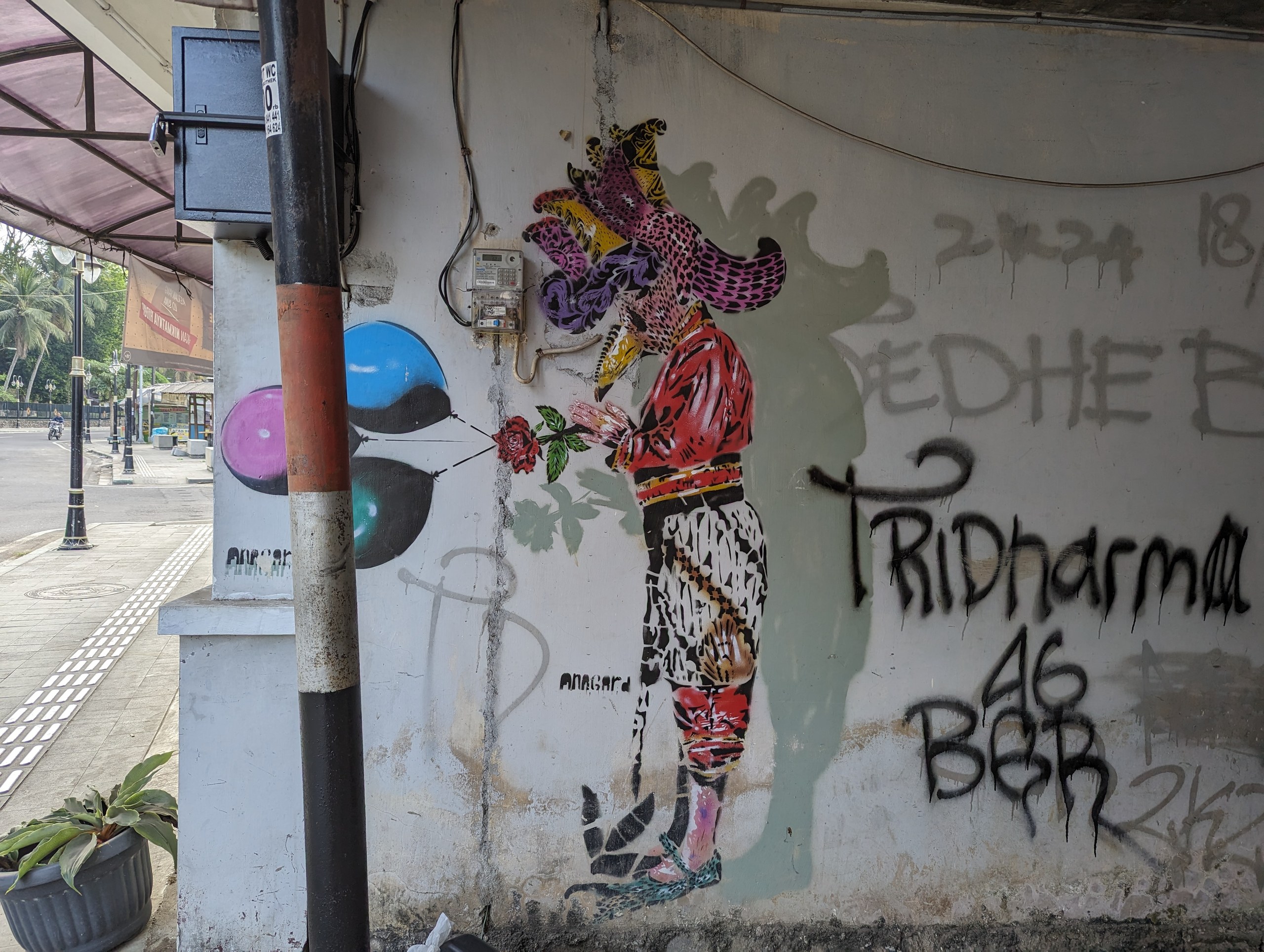 民族衣装の人物が描かれた、町の壁画