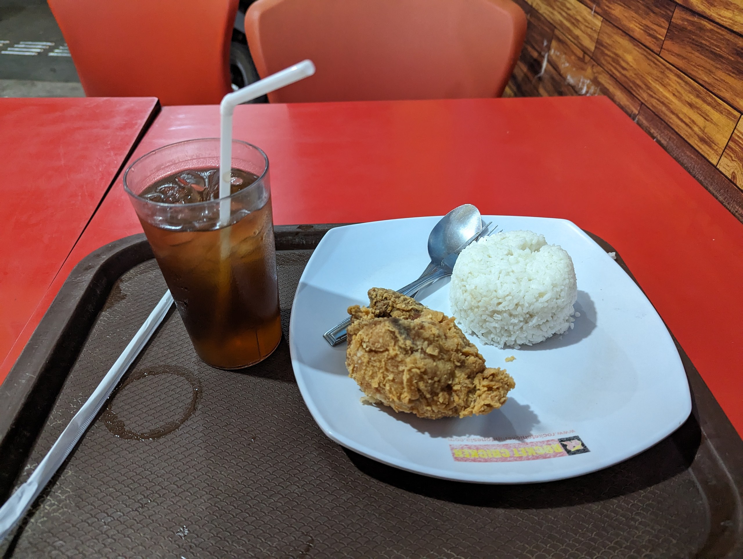 テーブルの上の、フライドチキンとご飯
