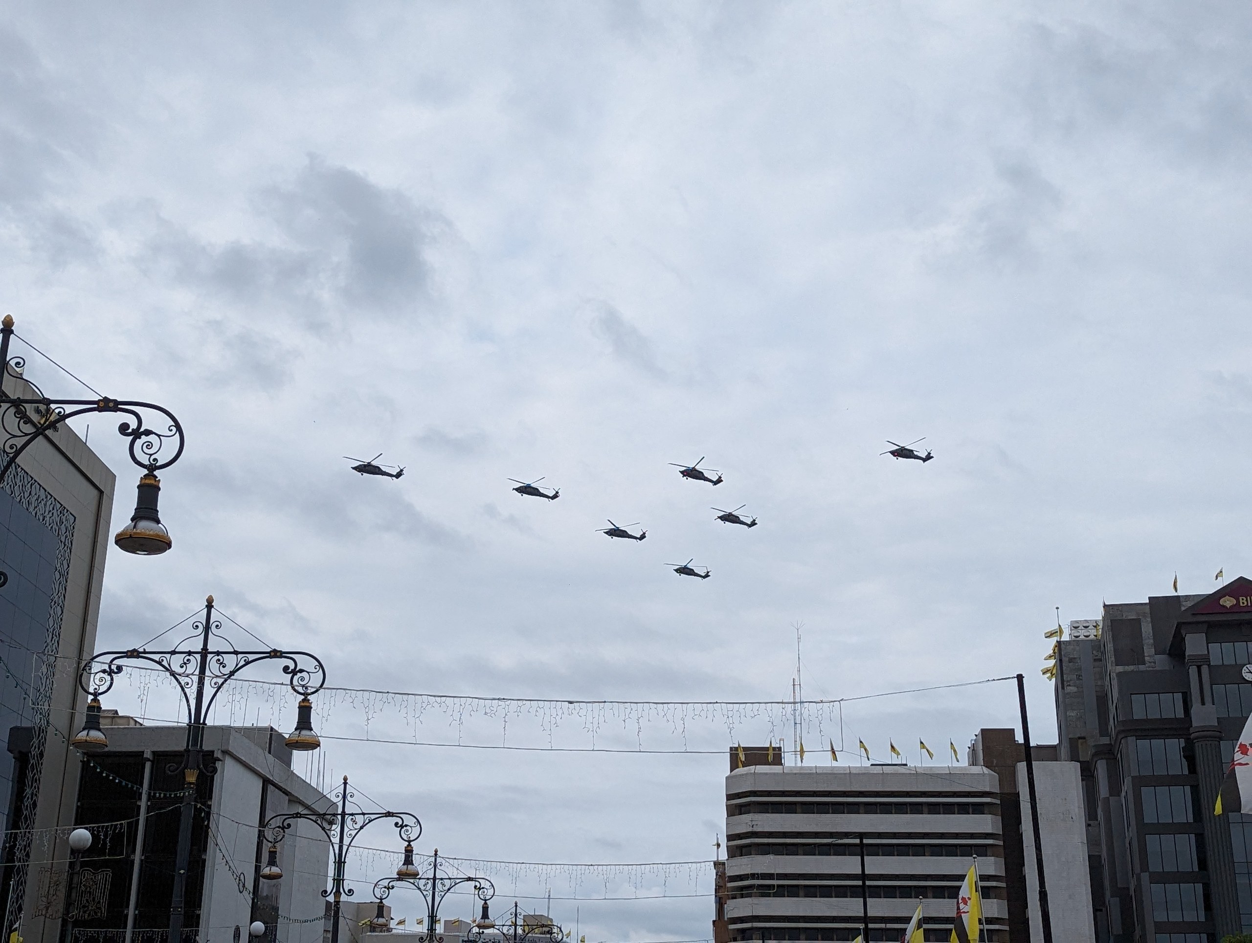 曇り空を編隊で飛ぶヘリコプター